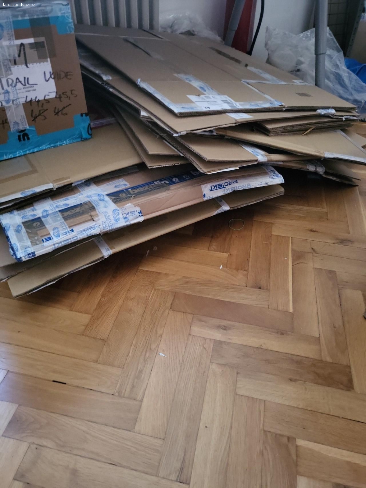 Daruji kartonové krabice. Daruji papírové krabice, vhodné ke stěhování či uskladnění věcí, rozměry cca 90×60×40 cm. K vyzvednutí na Praze 1.