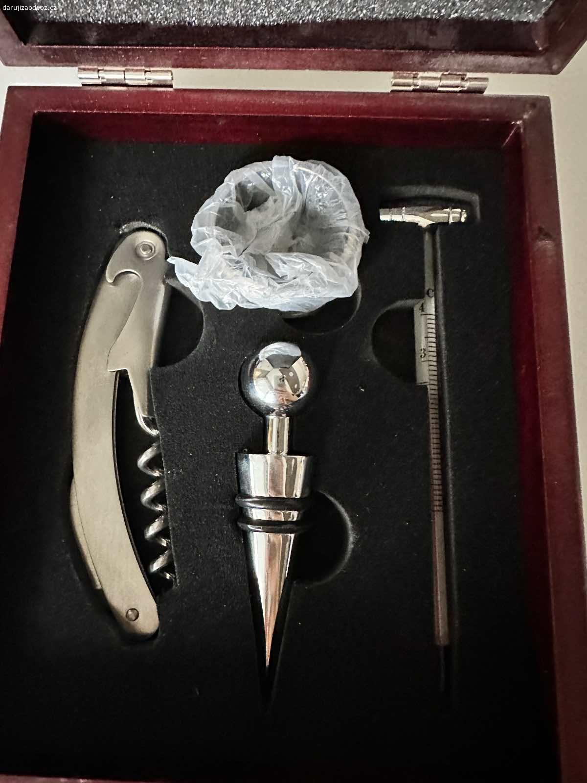 Daruji kazetu na víno. Jako nová, obsahuje otvírák, teploměr, špunt a kroužek na rozlevani.