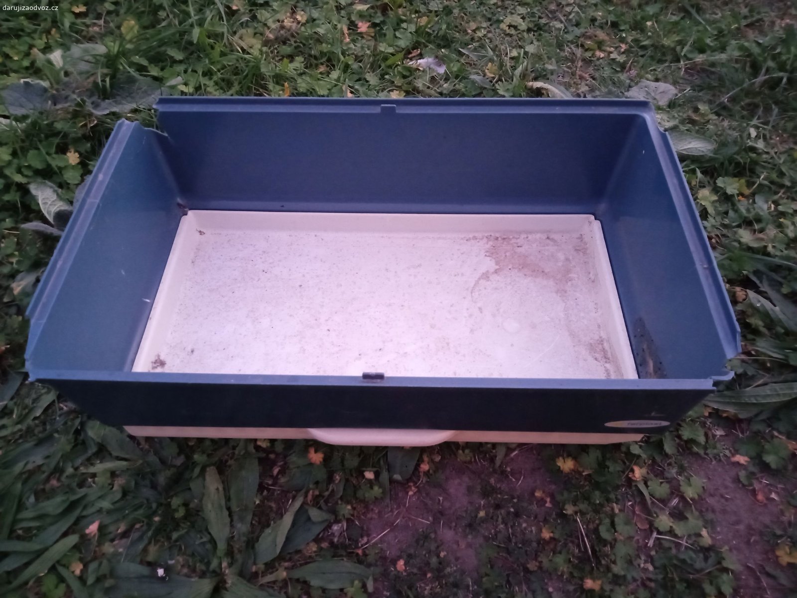 Daruji klec. rozměry 48x32x29 (š/v/h) + spodní plastová část je vysoká 16 cm. Plastové dno má poškozené rohy (viz foto), na funkčnost nemá vliv. Včetně 2 plastových krmítek. Nálezový stav. Předání pouze osobně.