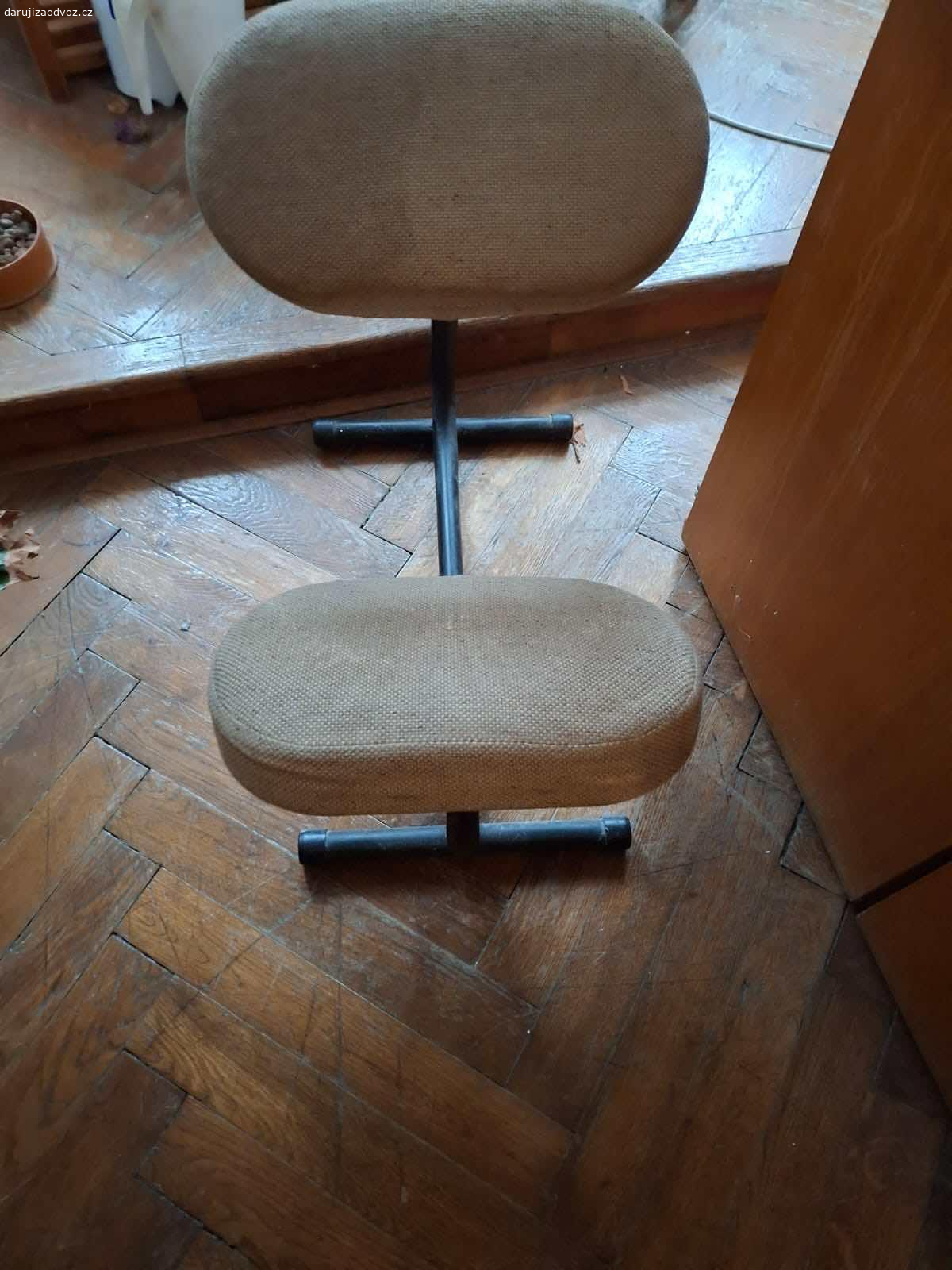 Daruji klekátko. Viz foto, použité, bude třeba jej vyčistit