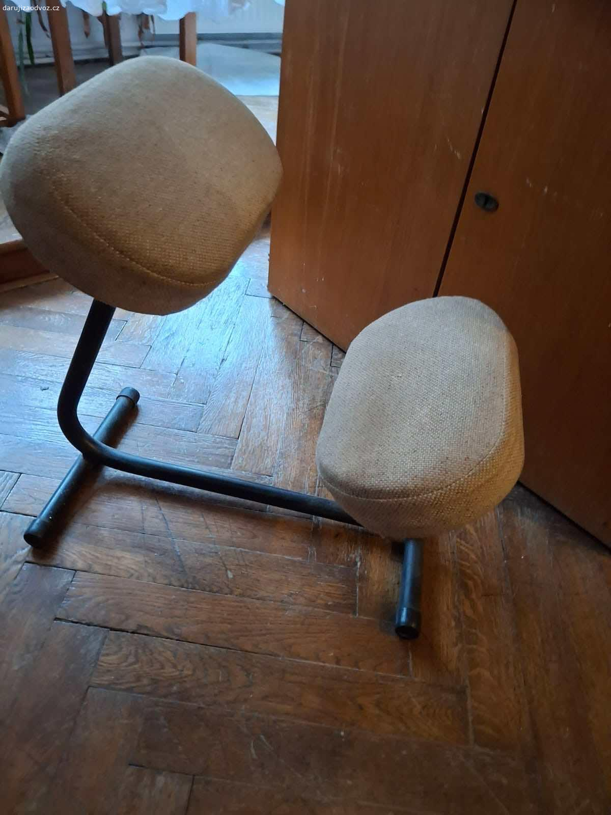 Daruji klekátko. Viz foto, použité, bude třeba jej vyčistit