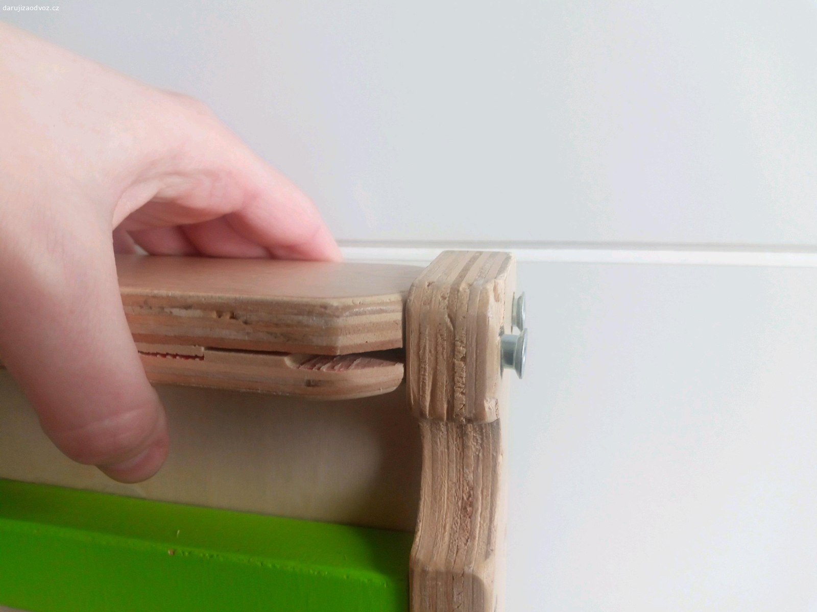 Daruji klouzačku/žebřík. Daruji dřevěnou klouzačku, z druhé strany žebřík. Kupovaný spolu s hracím trojúhelníkem. Dětem se podařilo zlomit horní hranu, asi nebude problém svrtat to z vrchní strany. Značka Playtive. K vyzvednutí v Nupakách kdykoli. :) Prosím jen sms a email.