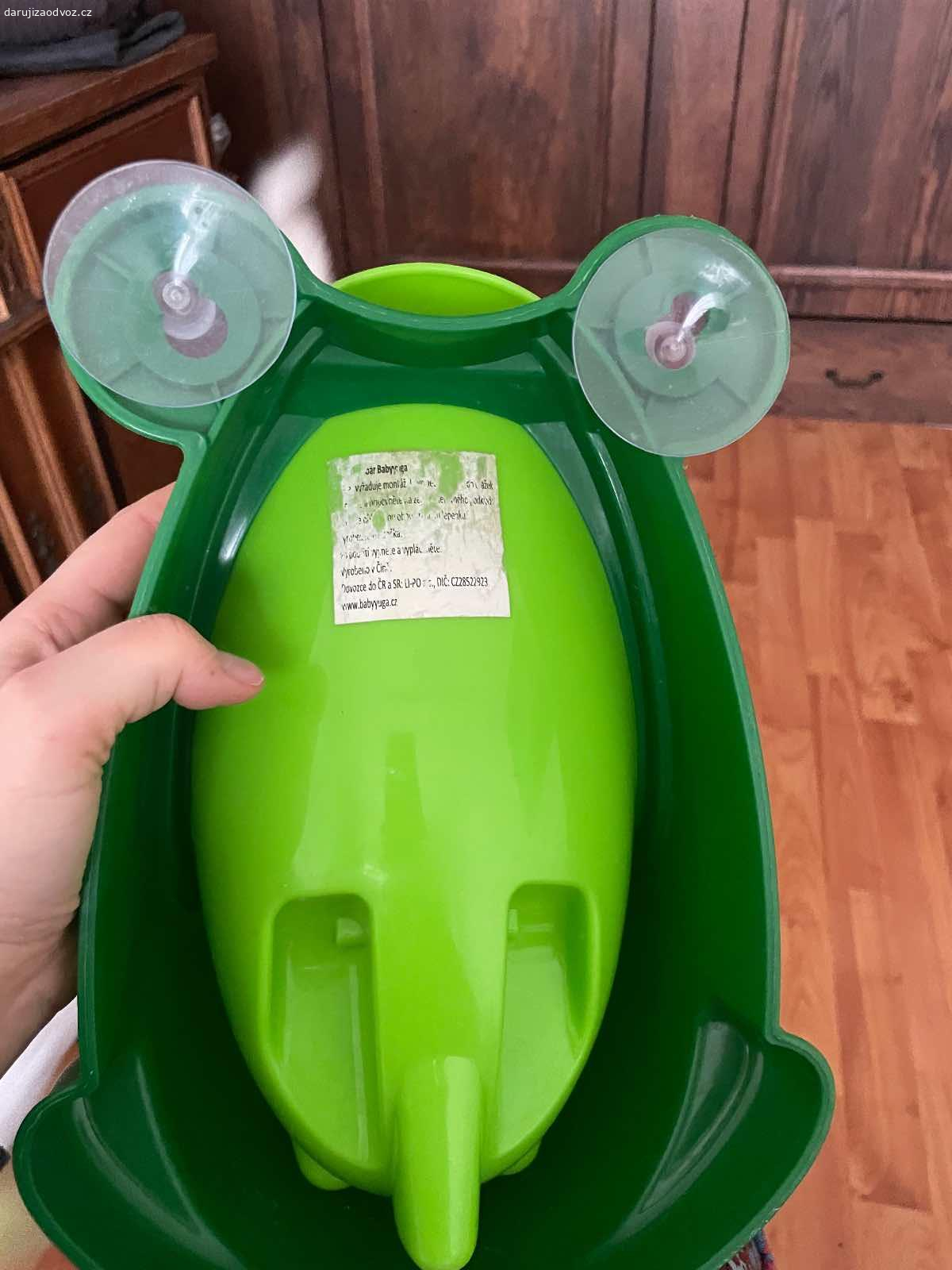 Daruji klučičí mušli na čurání. Dobrý den, daruji za odvoz mušli na čurání, ideální pro malé chlapečky, hezky se na tom odplenkuji,  předání Praha 5.