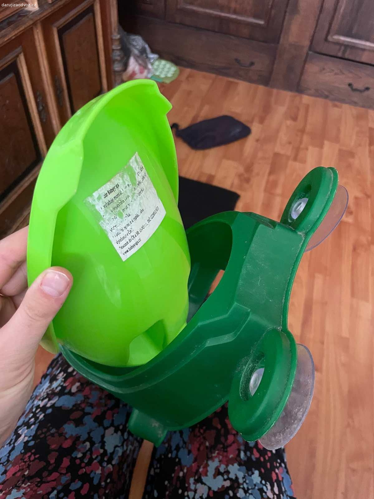 Daruji klučičí mušli na čurání. Dobrý den, daruji za odvoz mušli na čurání, ideální pro malé chlapečky, hezky se na tom odplenkuji,  předání Praha 5.