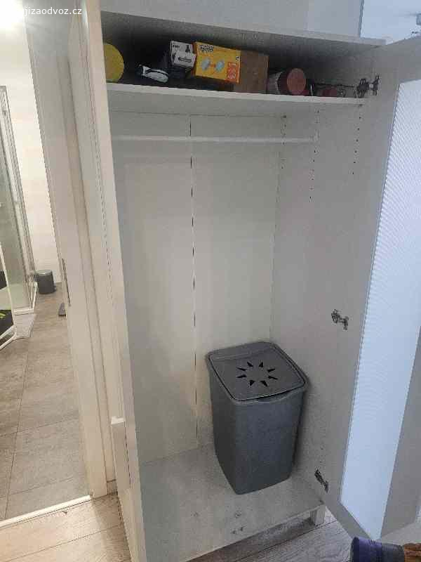 Daruji knihovnu a šatní skríň. Knihovna : 180cm x 60cm x 24cm
Skríň: 180cm x 80cm x 50 cm