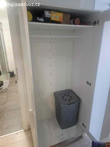 Daruji knihovnu a šatní skríň