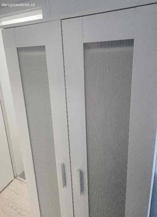 Daruji knihovnu a šatní skríň. Knihovna : 180cm x 60cm x 24cm
Skríň: 180cm x 80cm x 50 cm