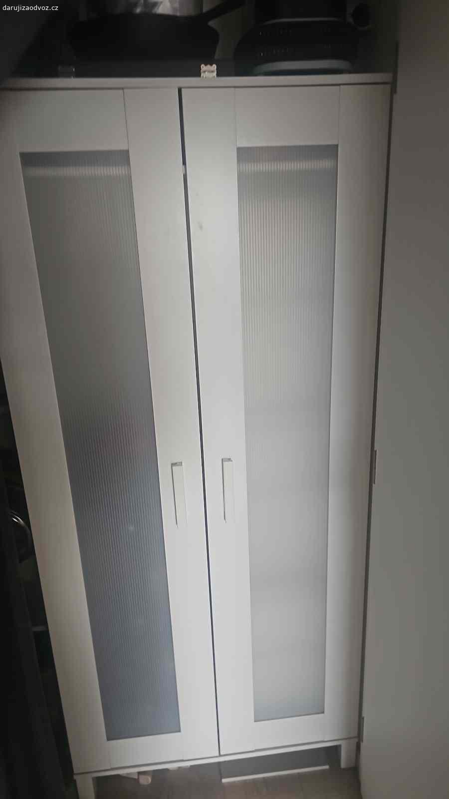 Daruji knihovnu a šatní skríň. Knihovna : 180cm x 60cm x 24cm
Skríň: 180cm x 80cm x 50 cm