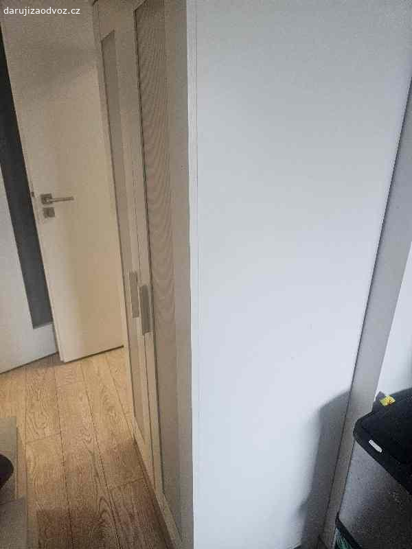 Daruji knihovnu a šatní skríň. Knihovna : 180cm x 60cm x 24cm
Skríň: 180cm x 80cm x 50 cm