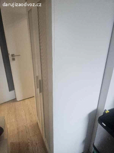 Daruji knihovnu a šatní skríň