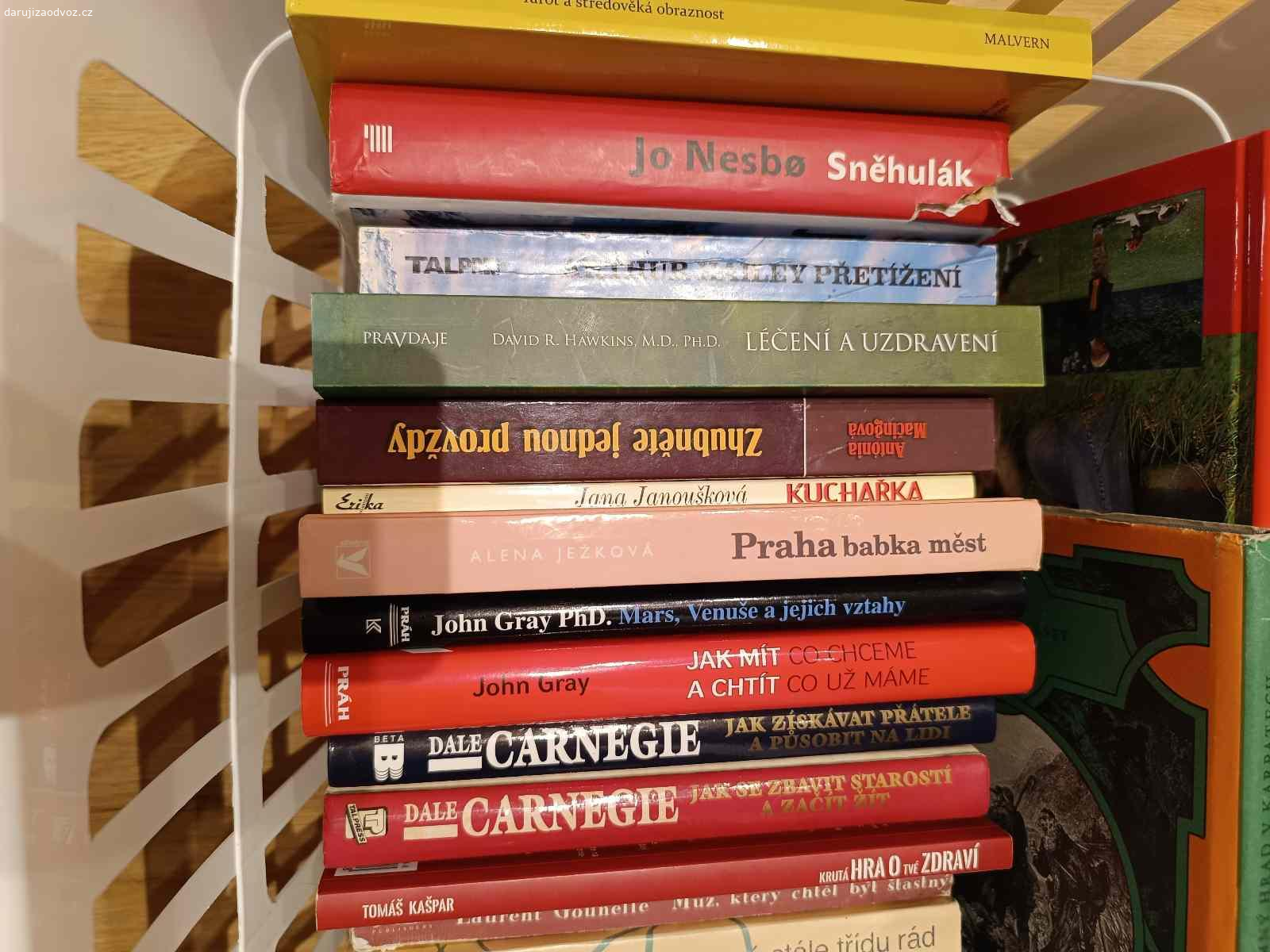 Daruji knihy - různé. Nabízím za odvoz knihy - viz foto. Pouze komplet.
