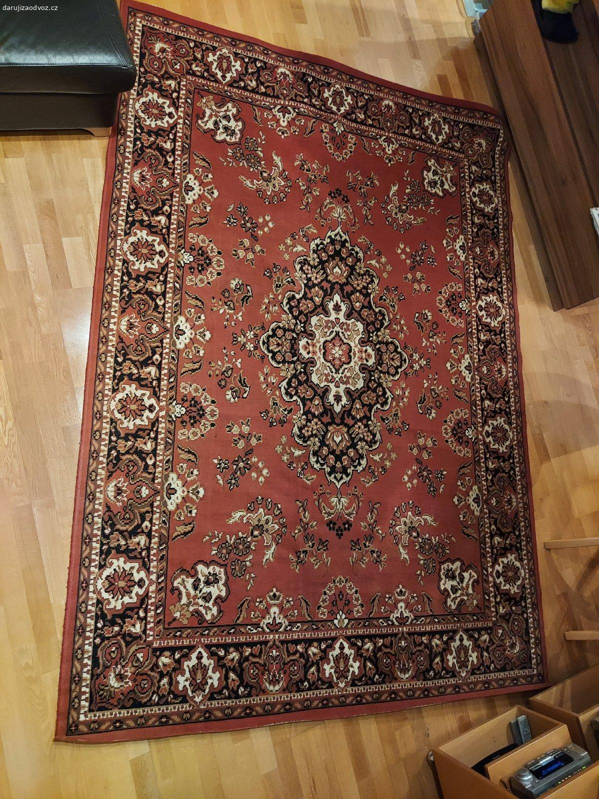 Daruji koberec. Koberec je zánovní po rodičích. Vyčištěný.