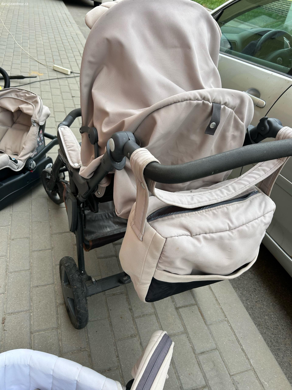 Daruji kočárek CAM trojkombinaci. Ovoce či nějaké dobroty pro skoro dvouletou dcerku potěší, ale není podmínkou , prosim psát SMS/whatsapp