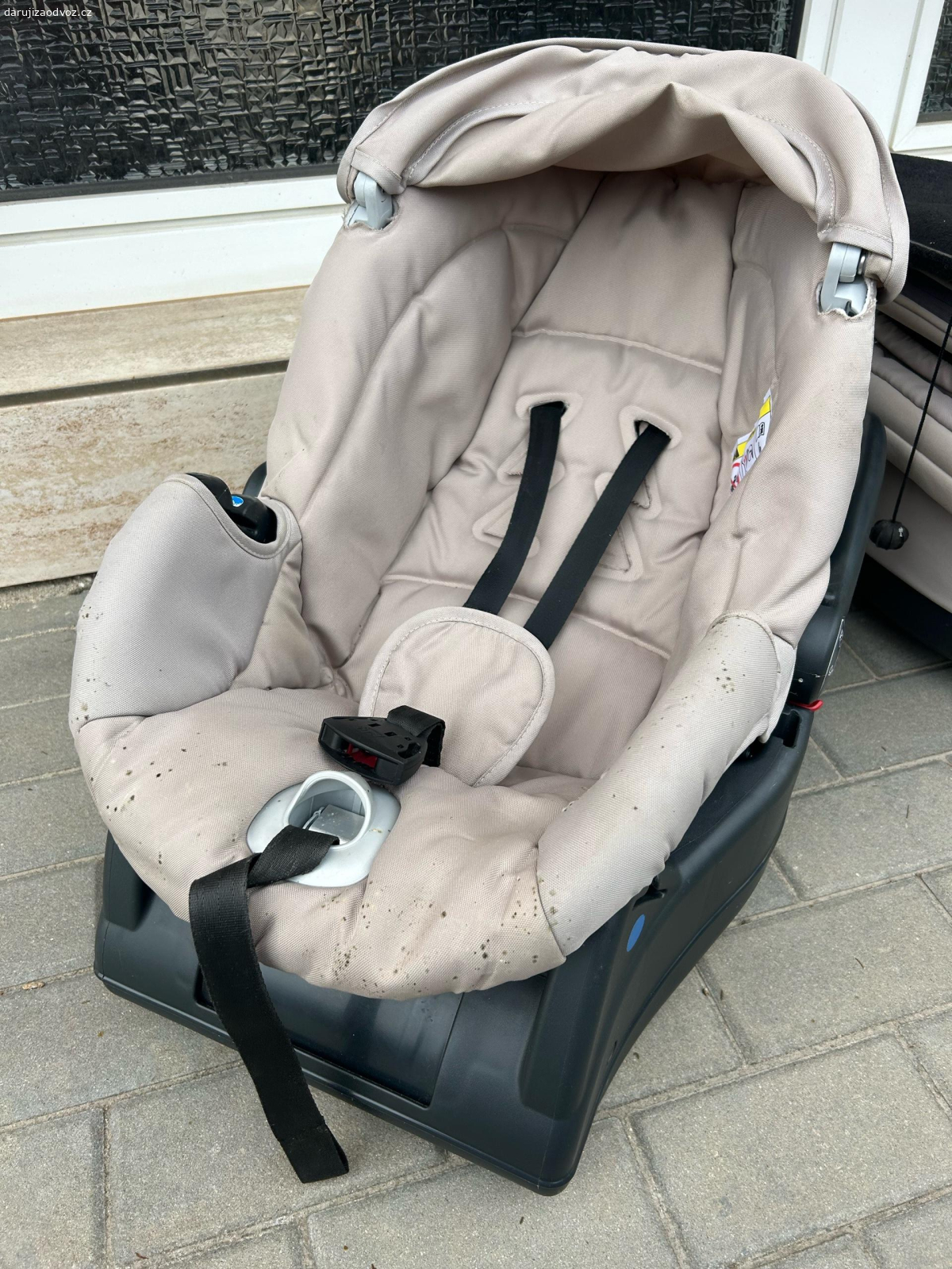 Daruji kočárek CAM trojkombinaci. Ovoce či nějaké dobroty pro skoro dvouletou dcerku potěší, ale není podmínkou , prosim psát SMS/whatsapp