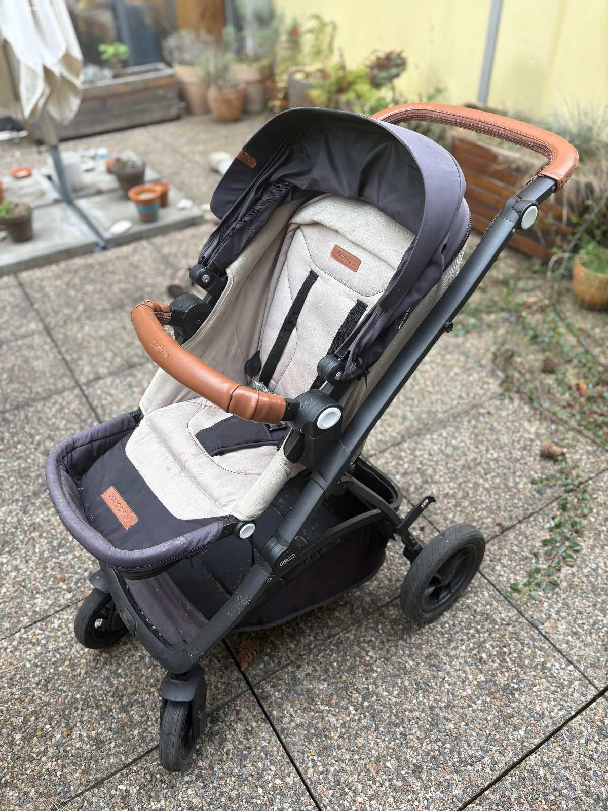 Daruji kočárek (korbička+sporták). Daruji kočárek Easy Go Optimo Air. Korbička, sportovni sezeni, plastenka. Na hlavní konstrukci je malá vlásečnicová prasklina (viz foto), ale v tom míste jsem to vyztužil a používali jsme to v pohode. Korbička je kompletne vypraná. Sportovní sezení je potreba vyprat. Nafukovací kola. Predni kolecka pri rychlejsi chuzi trochu vibruji, ale daji se zaaretovat.