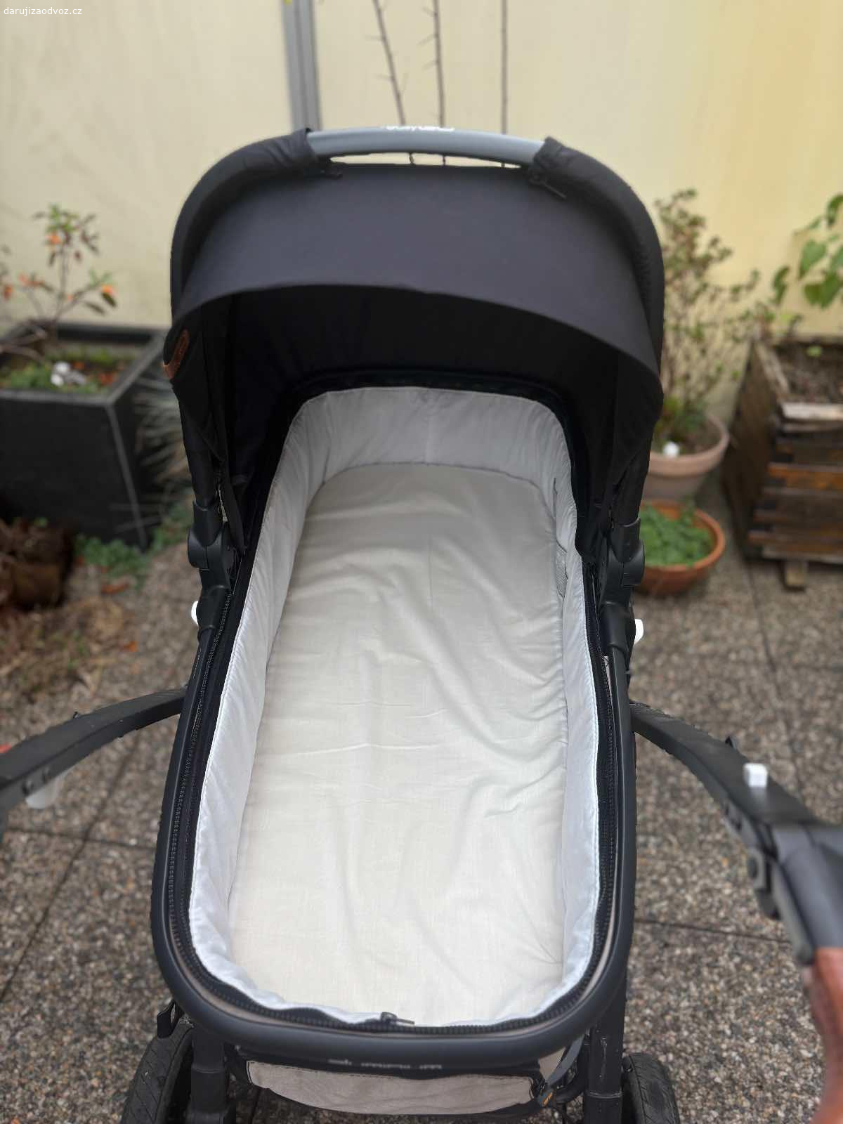 Daruji kočárek (korbička+sporták). Daruji kočárek Easy Go Optimo Air. Korbička, sportovni sezeni, plastenka. Na hlavní konstrukci je malá vlásečnicová prasklina (viz foto), ale v tom míste jsem to vyztužil a používali jsme to v pohode. Korbička je kompletne vypraná. Sportovní sezení je potreba vyprat. Nafukovací kola. Predni kolecka pri rychlejsi chuzi trochu vibruji, ale daji se zaaretovat.
