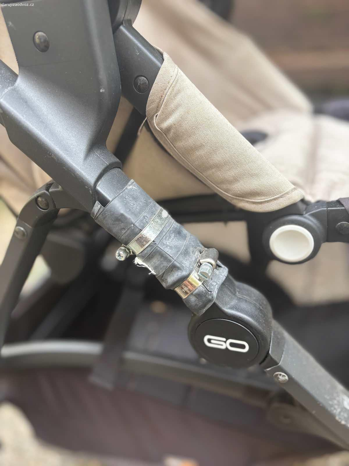 Daruji kočárek (korbička+sporták). Daruji kočárek Easy Go Optimo Air. Korbička, sportovni sezeni, plastenka. Na hlavní konstrukci je malá vlásečnicová prasklina (viz foto), ale v tom míste jsem to vyztužil a používali jsme to v pohode. Korbička je kompletne vypraná. Sportovní sezení je potreba vyprat. Nafukovací kola. Predni kolecka pri rychlejsi chuzi trochu vibruji, ale daji se zaaretovat.