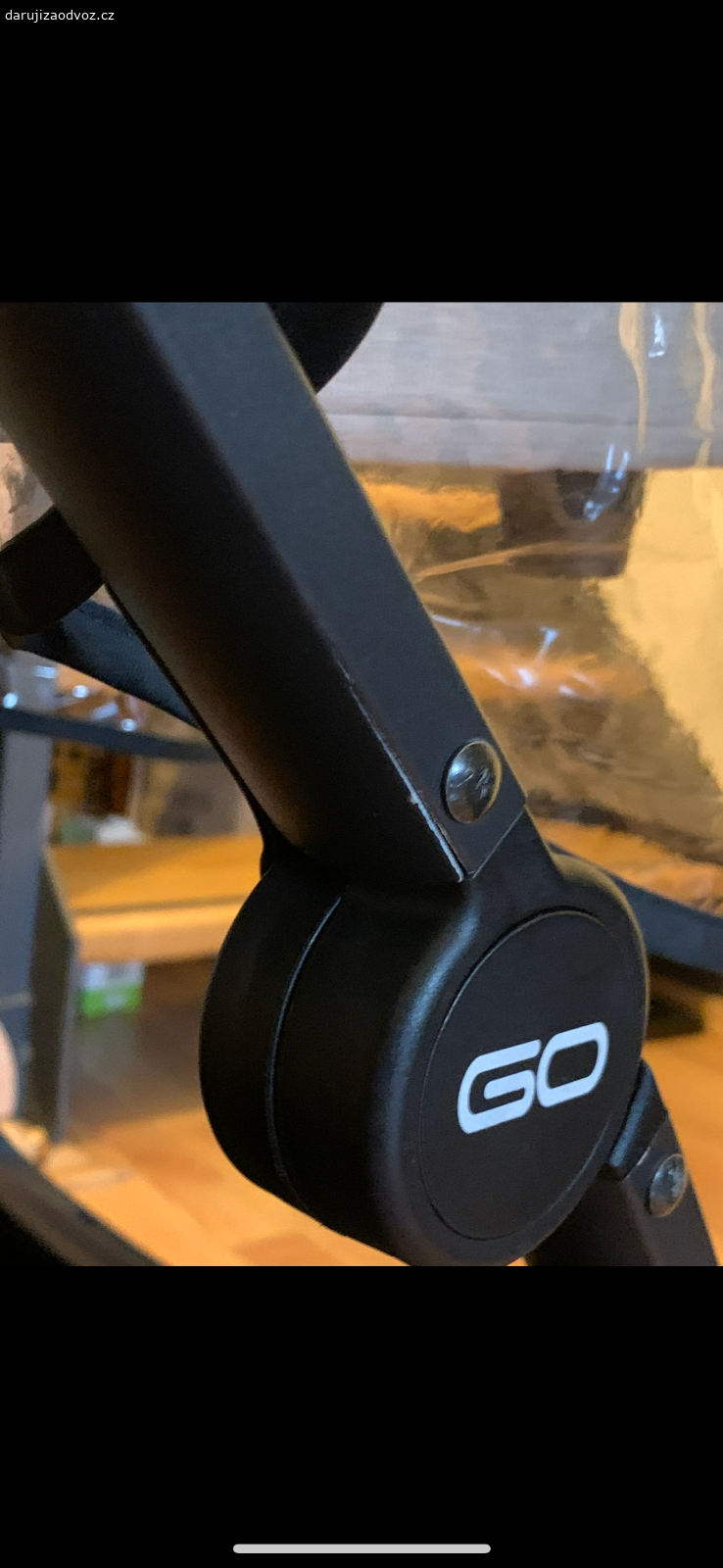 Daruji kočárek (korbička+sporták). Daruji kočárek Easy Go Optimo Air. Korbička, sportovni sezeni, plastenka. Na hlavní konstrukci je malá vlásečnicová prasklina (viz foto), ale v tom míste jsem to vyztužil a používali jsme to v pohode. Korbička je kompletne vypraná. Sportovní sezení je potreba vyprat. Nafukovací kola. Predni kolecka pri rychlejsi chuzi trochu vibruji, ale daji se zaaretovat.