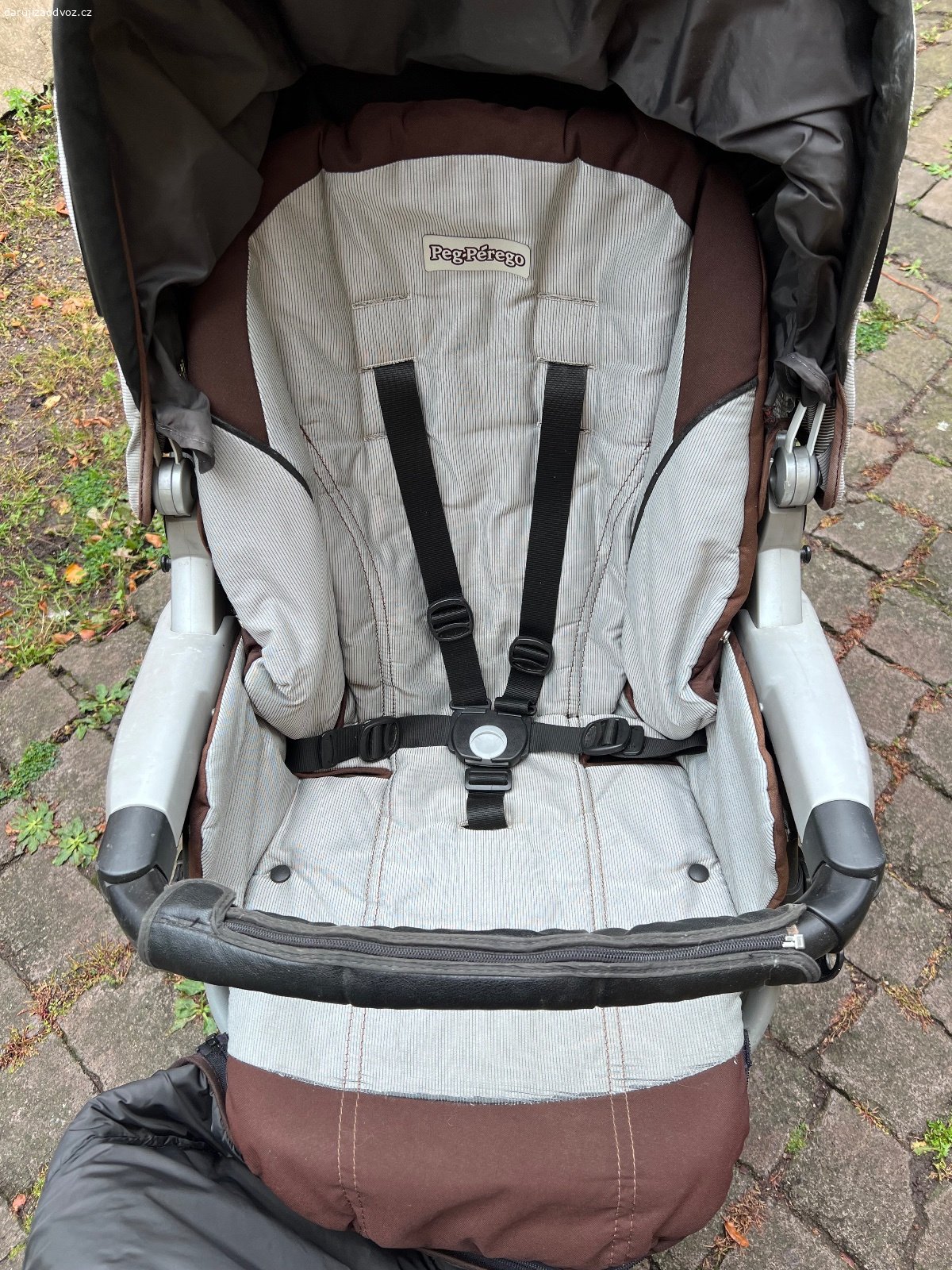 Daruji kočárek Peg Perego. Kočárek je používaný, trochu opotřebený, viz vady na fotce, jinak je čistý, vypraný. Je velký, pohodlný i pro větší dítě, dá se sklopit na ležení, má nafukovací kola a ruční brzdu. Taky má obří nákupní koš.
