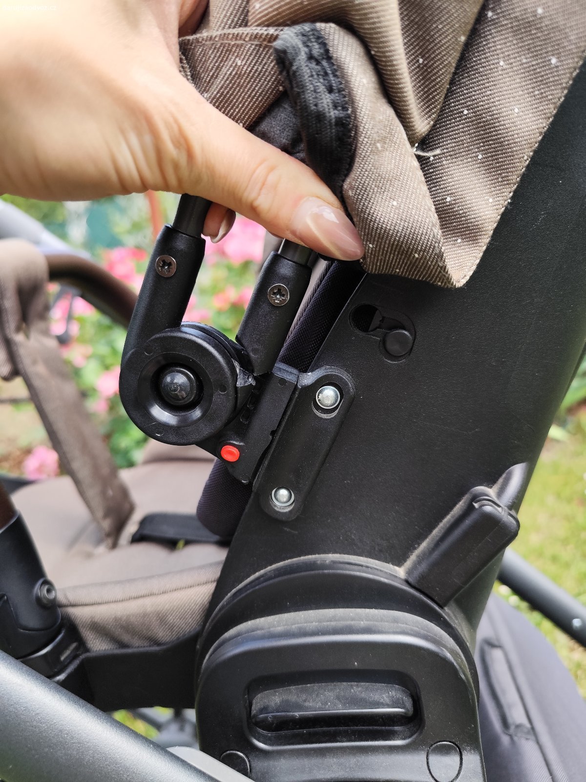 Daruji kočárek Roan Bloom. Daruju zachovalý kočárek zn Roan Bloom hnědé barvy, kočárek má hlubokou korbu a sportovní verzi. Kočárek nese běžné znaky používání, poškrábání vlivem častého skládání a převážení v autě. Na boudě u sportovní verzi je prasklá jedna nosná tyčka ( viz foto), hůře se bouda sklápí jinak to na funkci nemá vliv. U kočárku je součástí pláštěnka, síť proti hmyzu, sluneční clona a adaptéry na vajíčko. V případě zájmu pošlu více fotek.