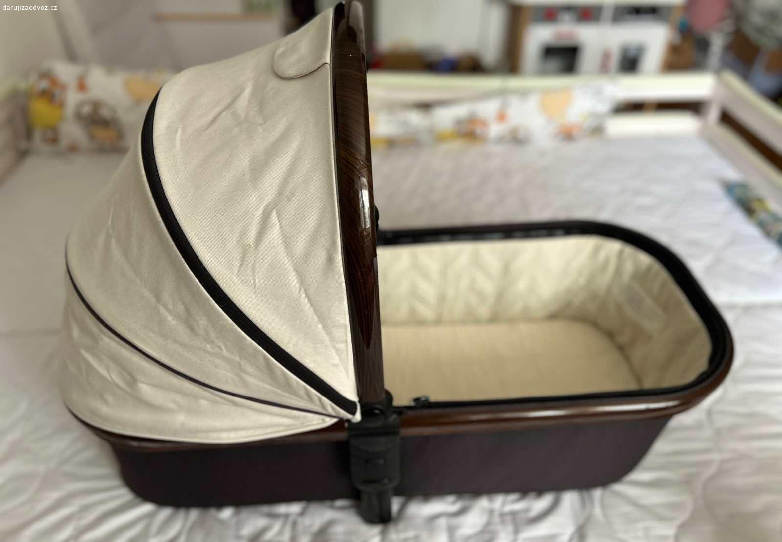 Daruji kočárek. Daruji kočárek po dvou dětech. Korba používaná dohromady rok a sporťák dohromady dva. Jsou tedy známky požíváni hodně vidět, ale myslím si, že na chalupu nebo tak ještě určitě poslouží.