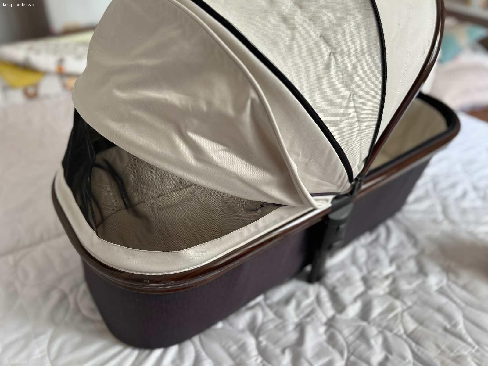 Daruji kočárek. Daruji kočárek po dvou dětech. Korba používaná dohromady rok a sporťák dohromady dva. Jsou tedy známky požíváni hodně vidět, ale myslím si, že na chalupu nebo tak ještě určitě poslouží.