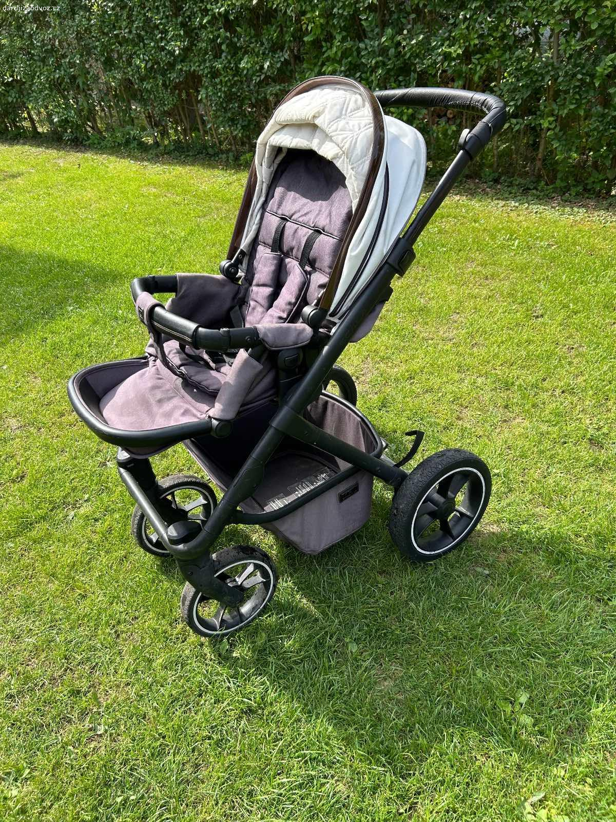 Daruji kočárek. Daruji kočárek po dvou dětech. Korba používaná dohromady rok a sporťák dohromady dva. Jsou tedy známky požíváni hodně vidět, ale myslím si, že na chalupu nebo tak ještě určitě poslouží.