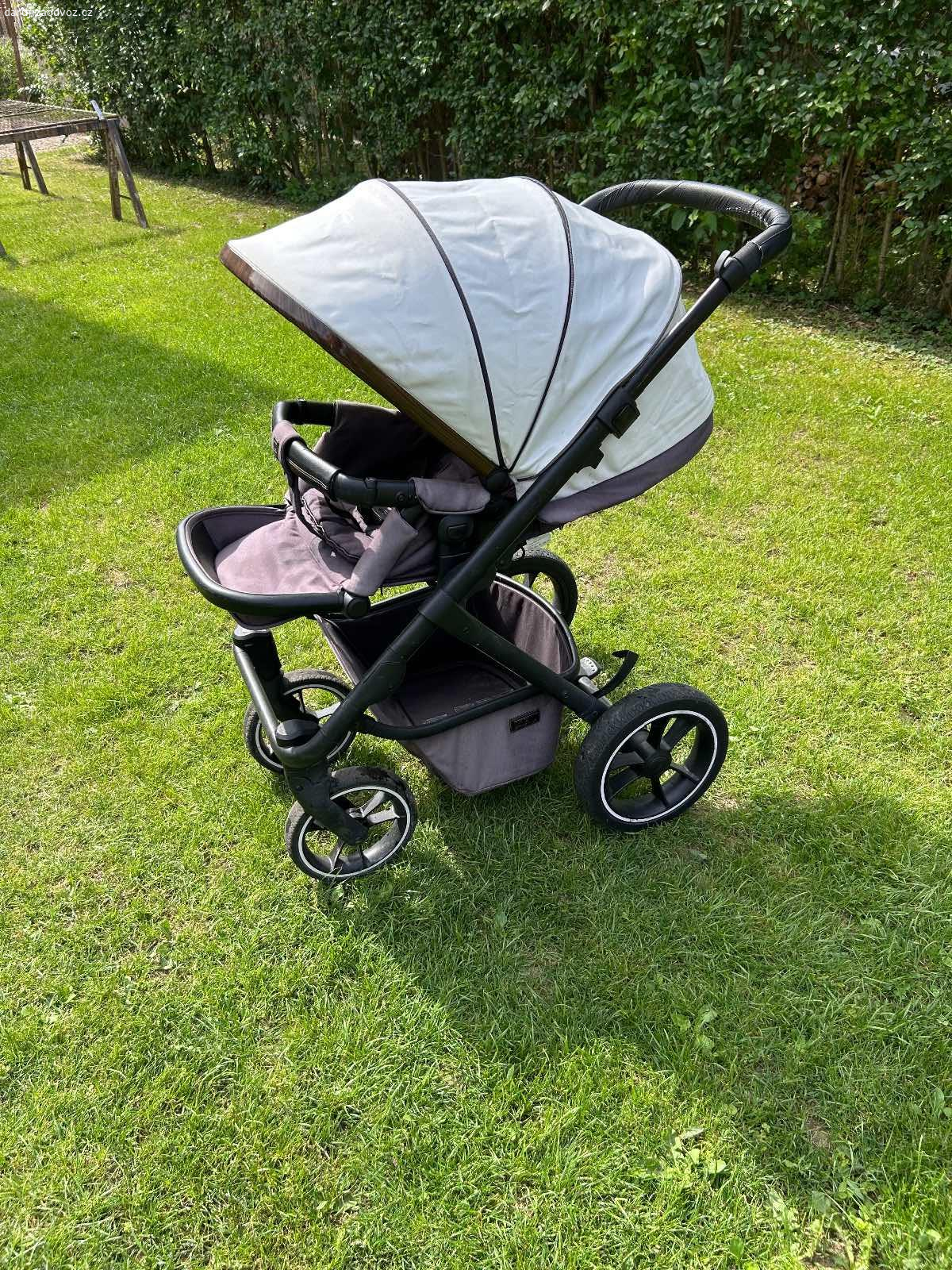 Daruji kočárek. Daruji kočárek po dvou dětech. Korba používaná dohromady rok a sporťák dohromady dva. Jsou tedy známky požíváni hodně vidět, ale myslím si, že na chalupu nebo tak ještě určitě poslouží.