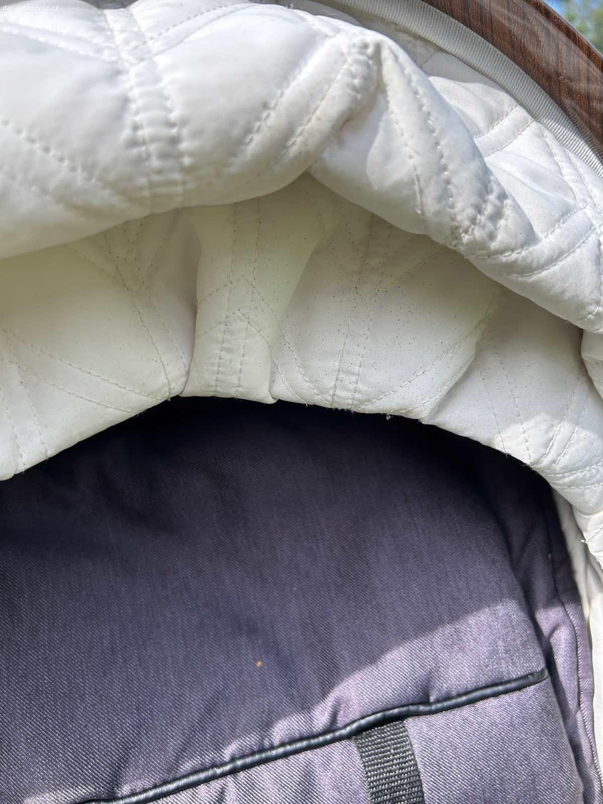 Daruji kočárek. Daruji kočárek po dvou dětech. Korba používaná dohromady rok a sporťák dohromady dva. Jsou tedy známky požíváni hodně vidět, ale myslím si, že na chalupu nebo tak ještě určitě poslouží.