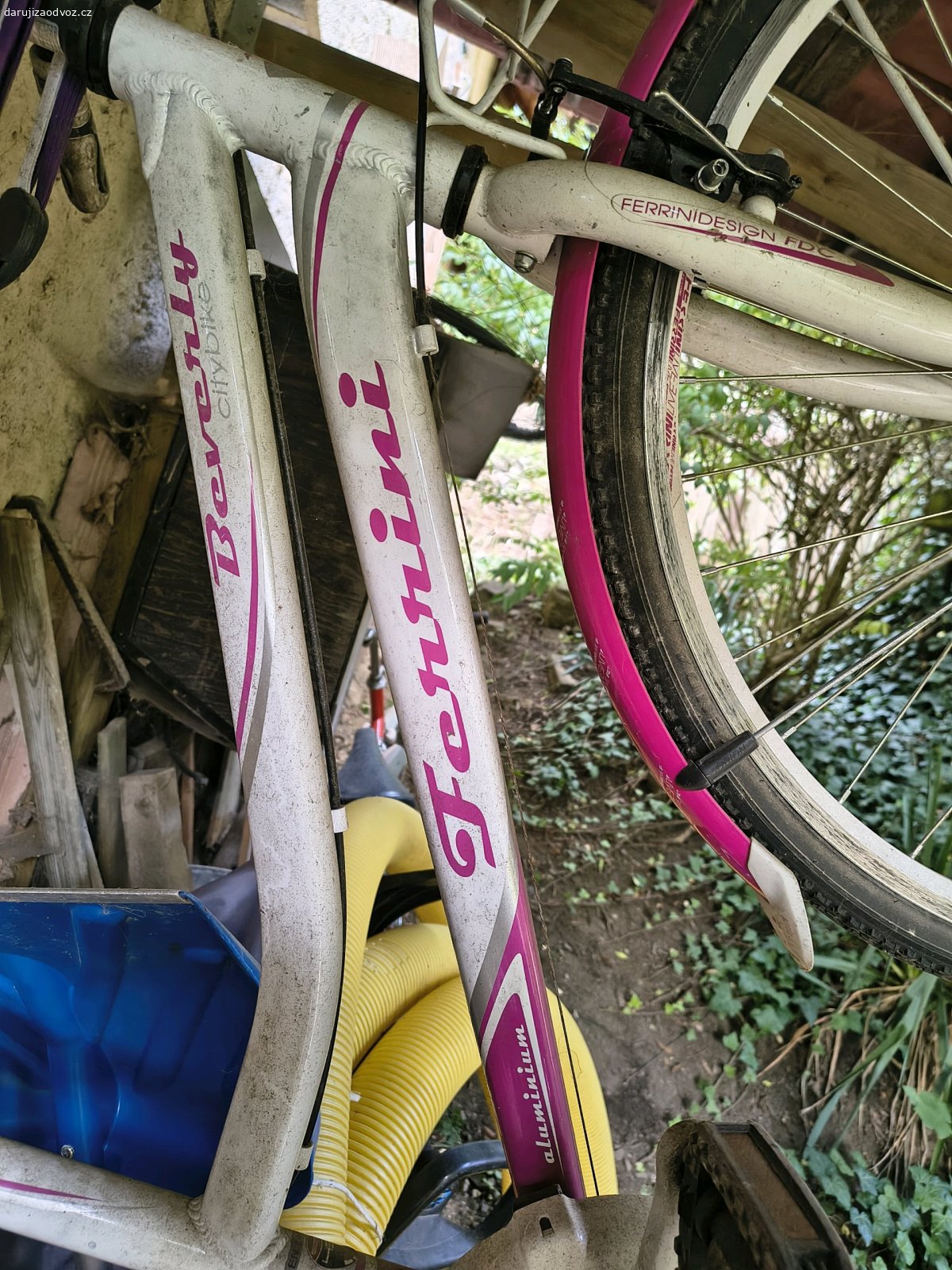 Daruji kola. Daruju za odvoz kolo Ferrini a skladaci kolo, viž fotky