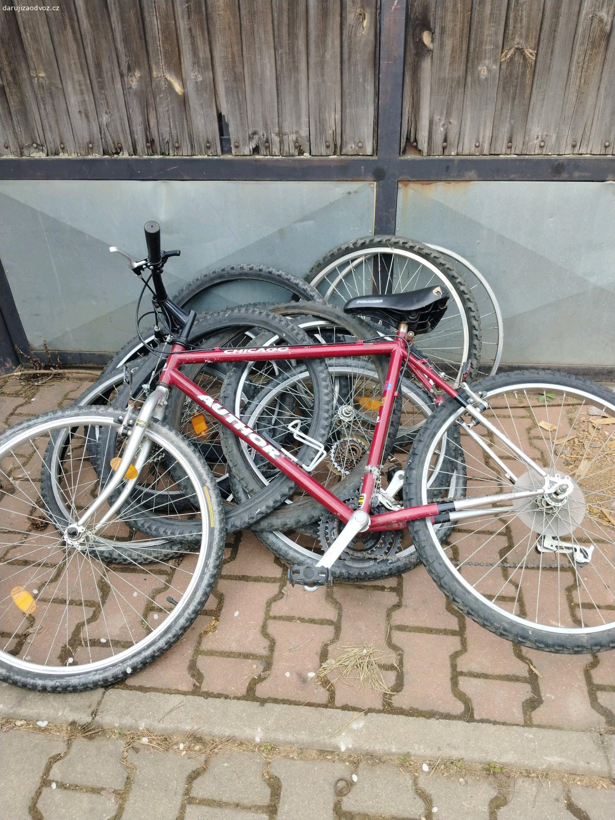 Daruji kolo a duše náhradní díly. daruji zadarmo pojízdné kolo s náhradními díly spěchá! Praha Horní Počernice