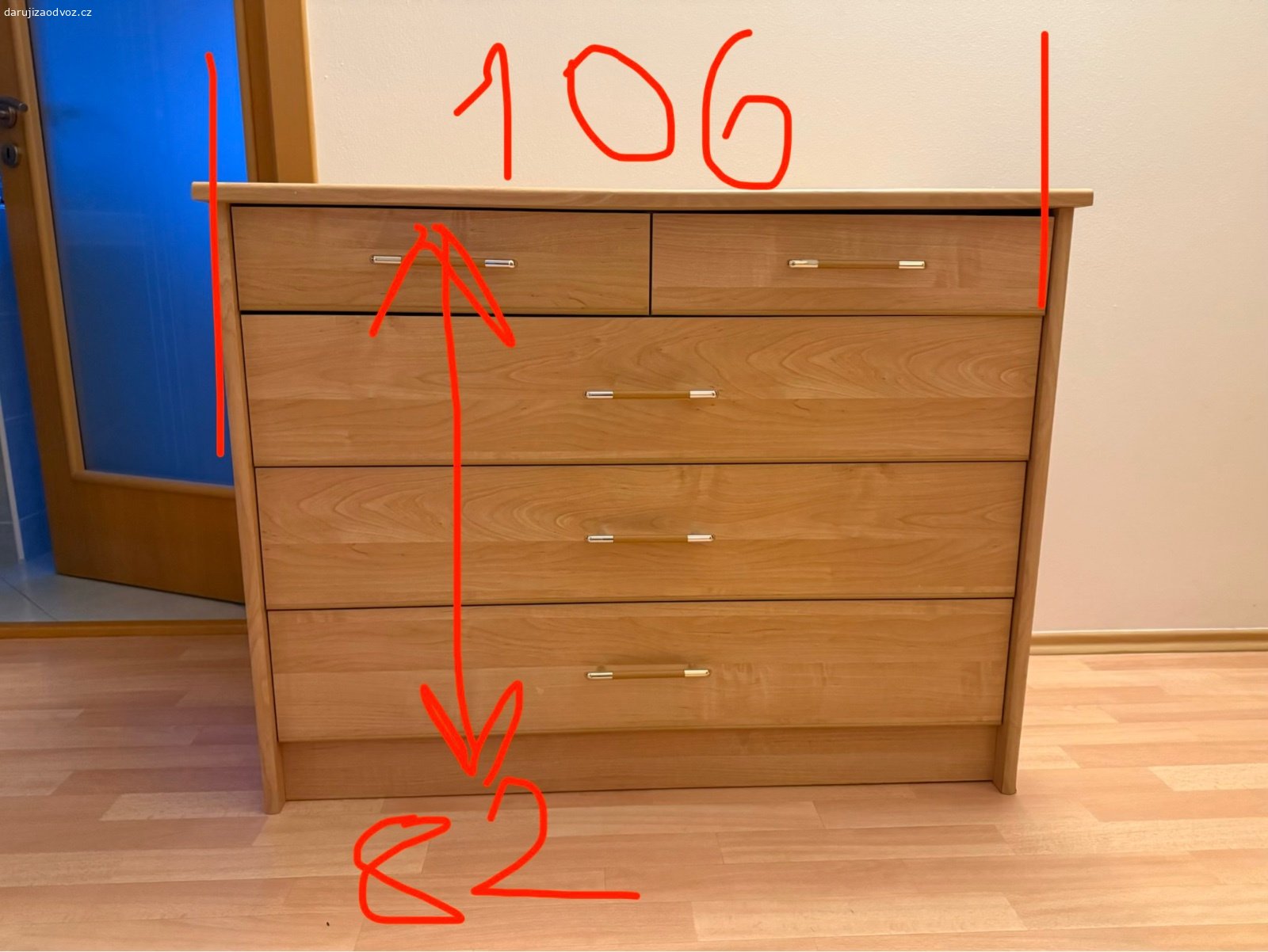 Daruji komodu za odvoz. Starší komoda, dřevotříska. Daruji za odvoz. Rozměry viz foto.