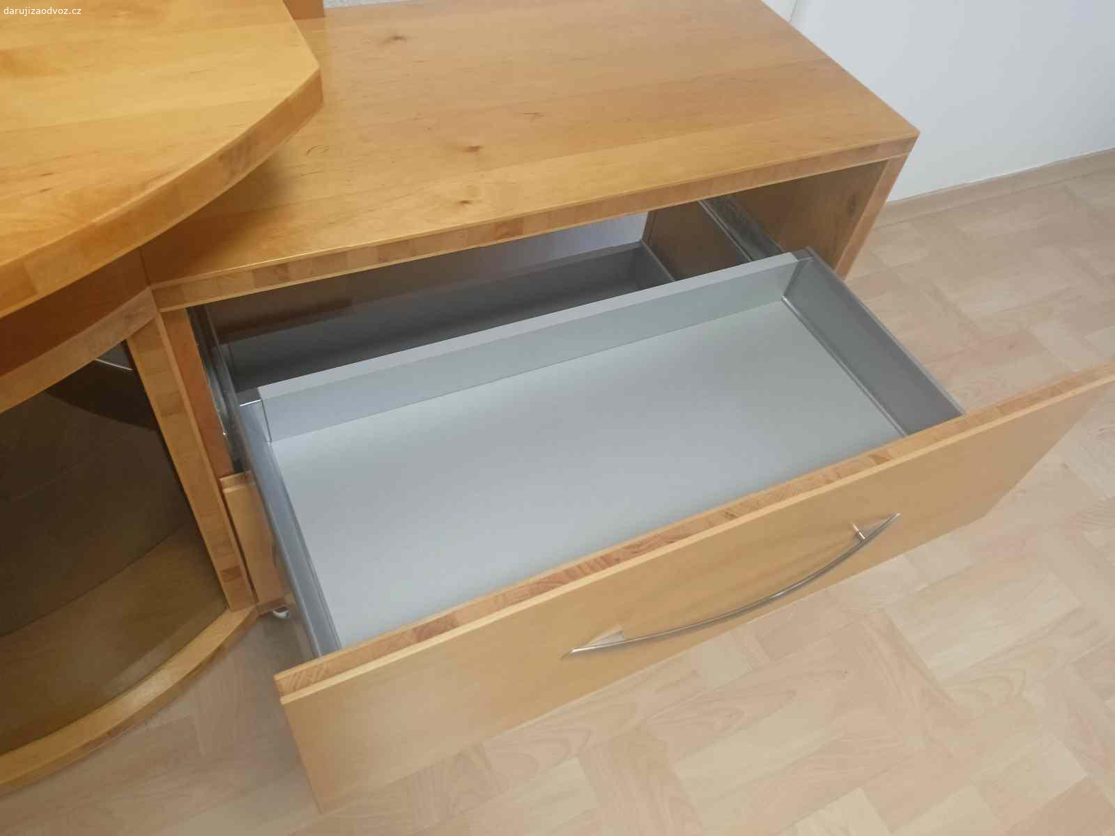 Daruji komodu. Komoda z masivu,  vhodna pod TV, otvory pro kabely, delka 220cm, celkova vyska 170 cm, vyska po supliky 66 cm