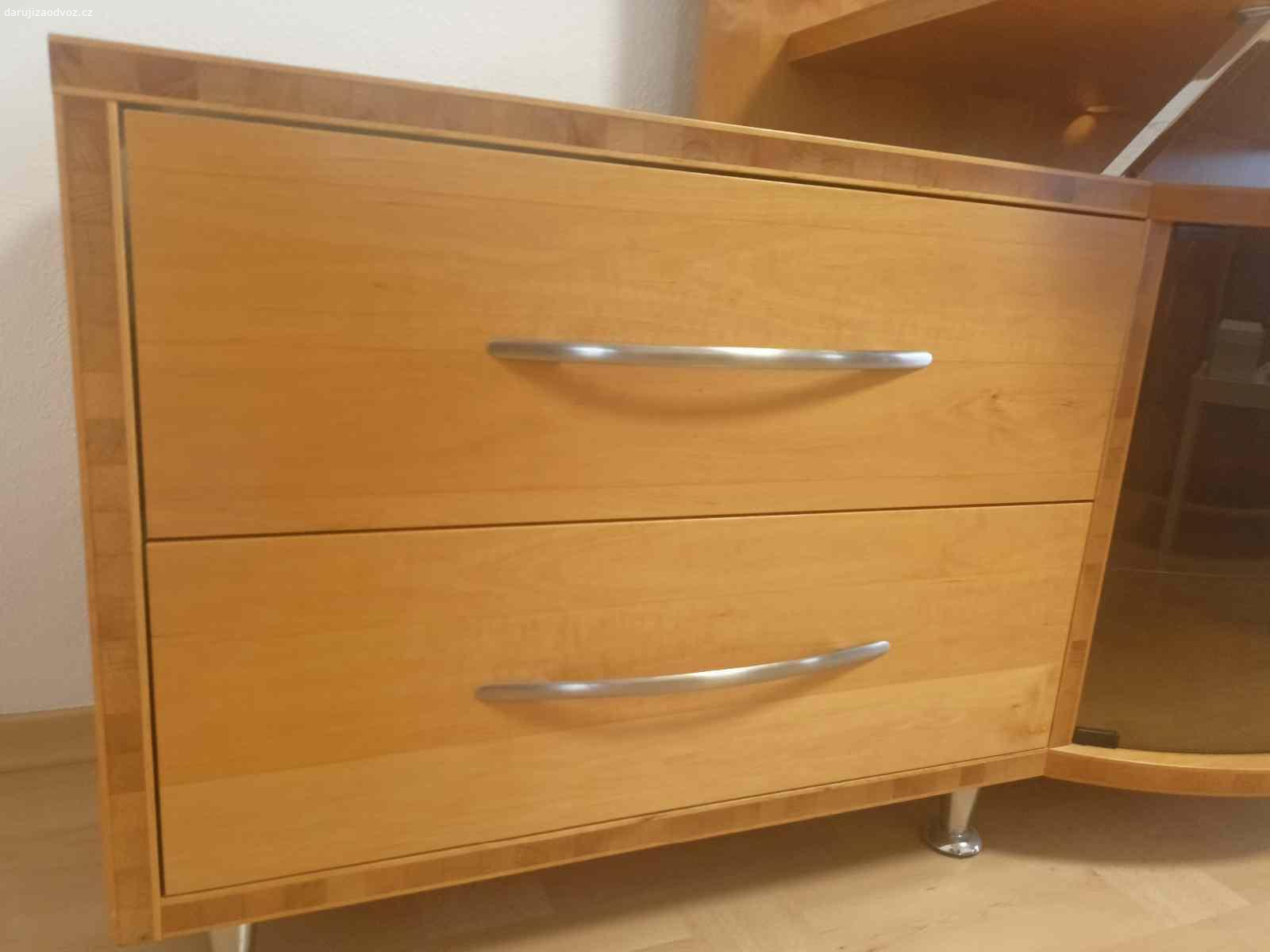 Daruji komodu. Komoda z masivu,  vhodna pod TV, otvory pro kabely, delka 220cm, celkova vyska 170 cm, vyska po supliky 66 cm