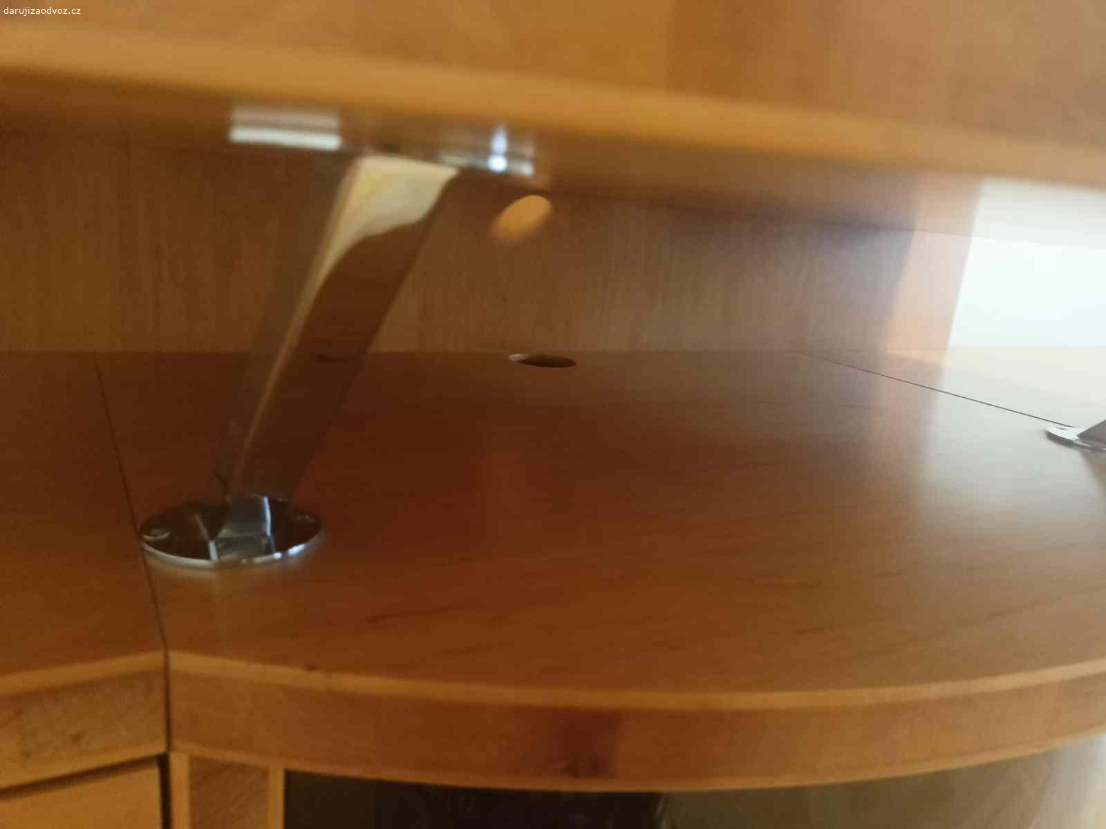 Daruji komodu. Komoda z masivu,  vhodna pod TV, otvory pro kabely, delka 220cm, celkova vyska 170 cm, vyska po supliky 66 cm