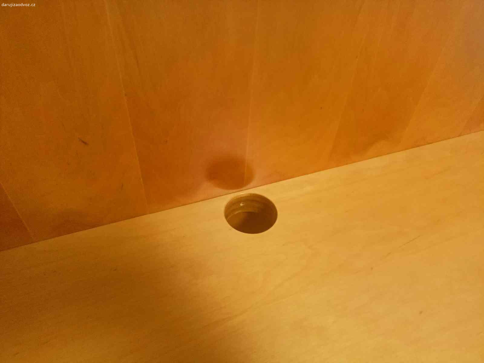 Daruji komodu. Komoda z masivu,  vhodna pod TV, otvory pro kabely, delka 220cm, celkova vyska 170 cm, vyska po supliky 66 cm