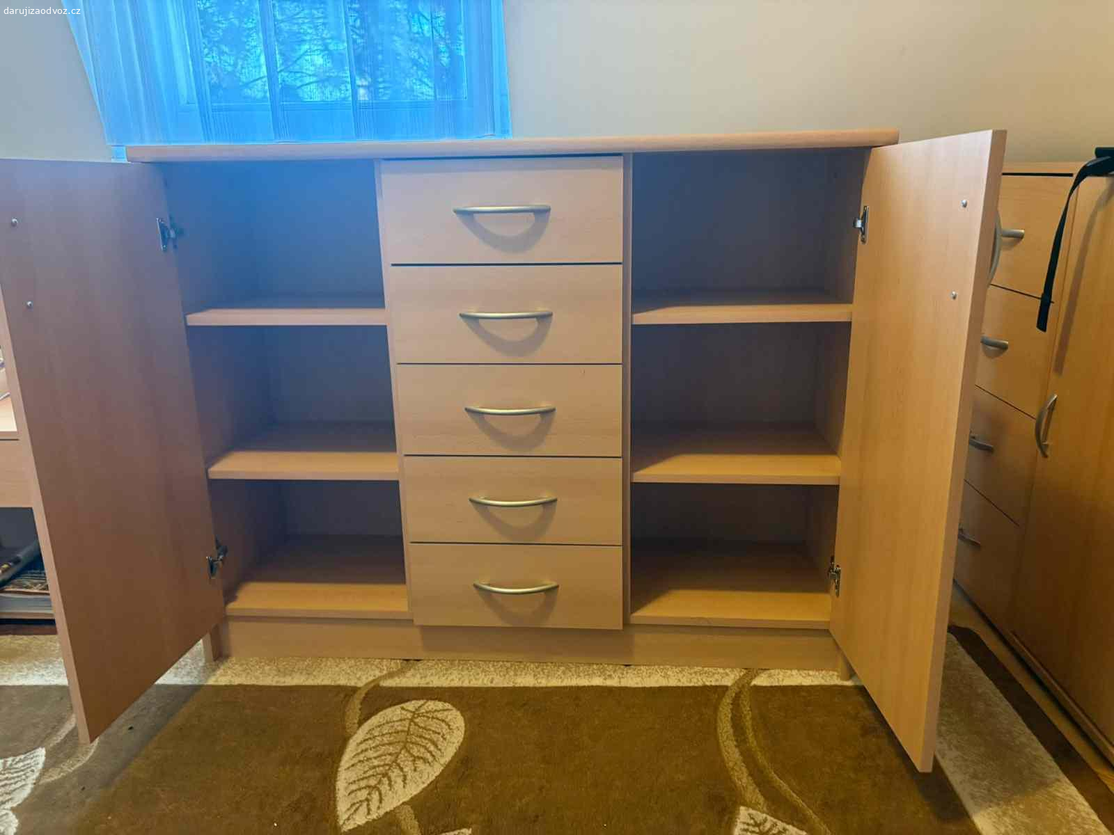 Daruji komodu. Daruji za odvoz skříňku - komodu, dekor buk, perfektní stav. Rozměry šířka 109cmm, hloubka 35cm, výška 85 cm.