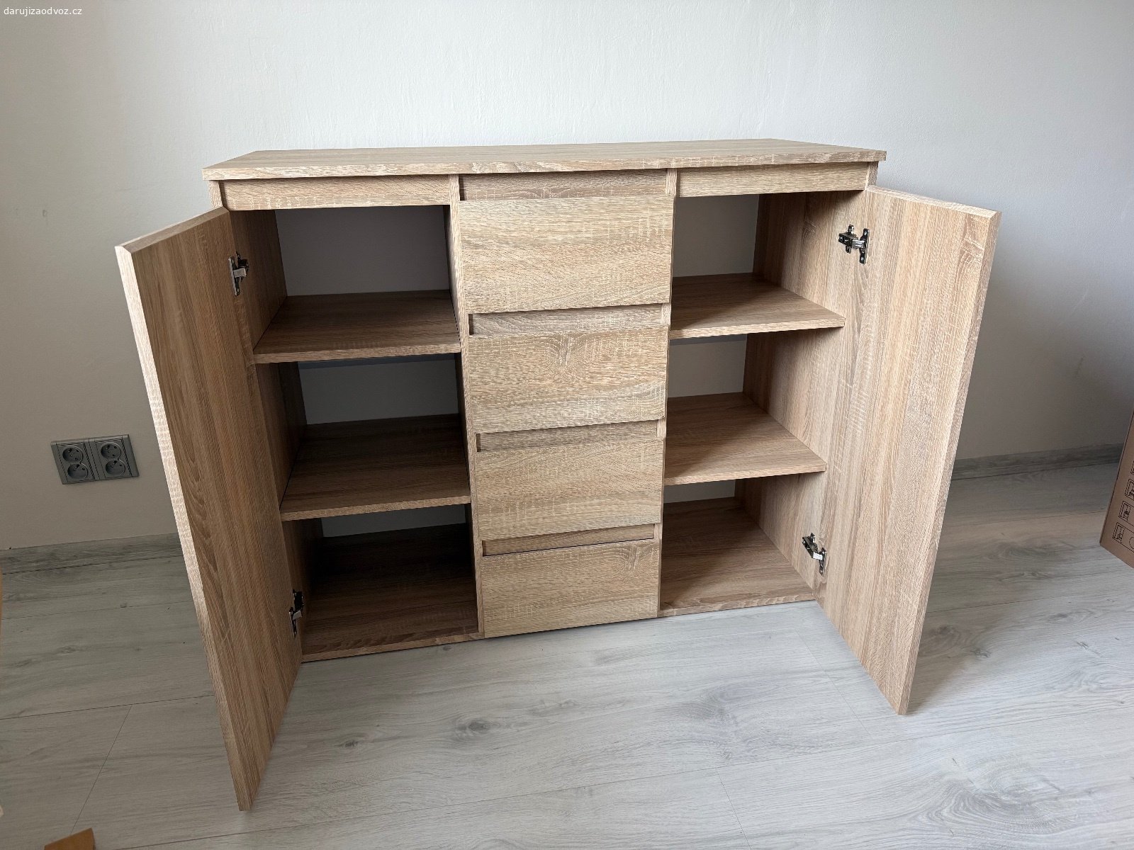 Daruji komodu. Daruji komodu za odvoz, v93cm x š112cm x h49cm, v dobrém stavu, viz foto.  Prosím pište sms nebo mail, nevolat.
