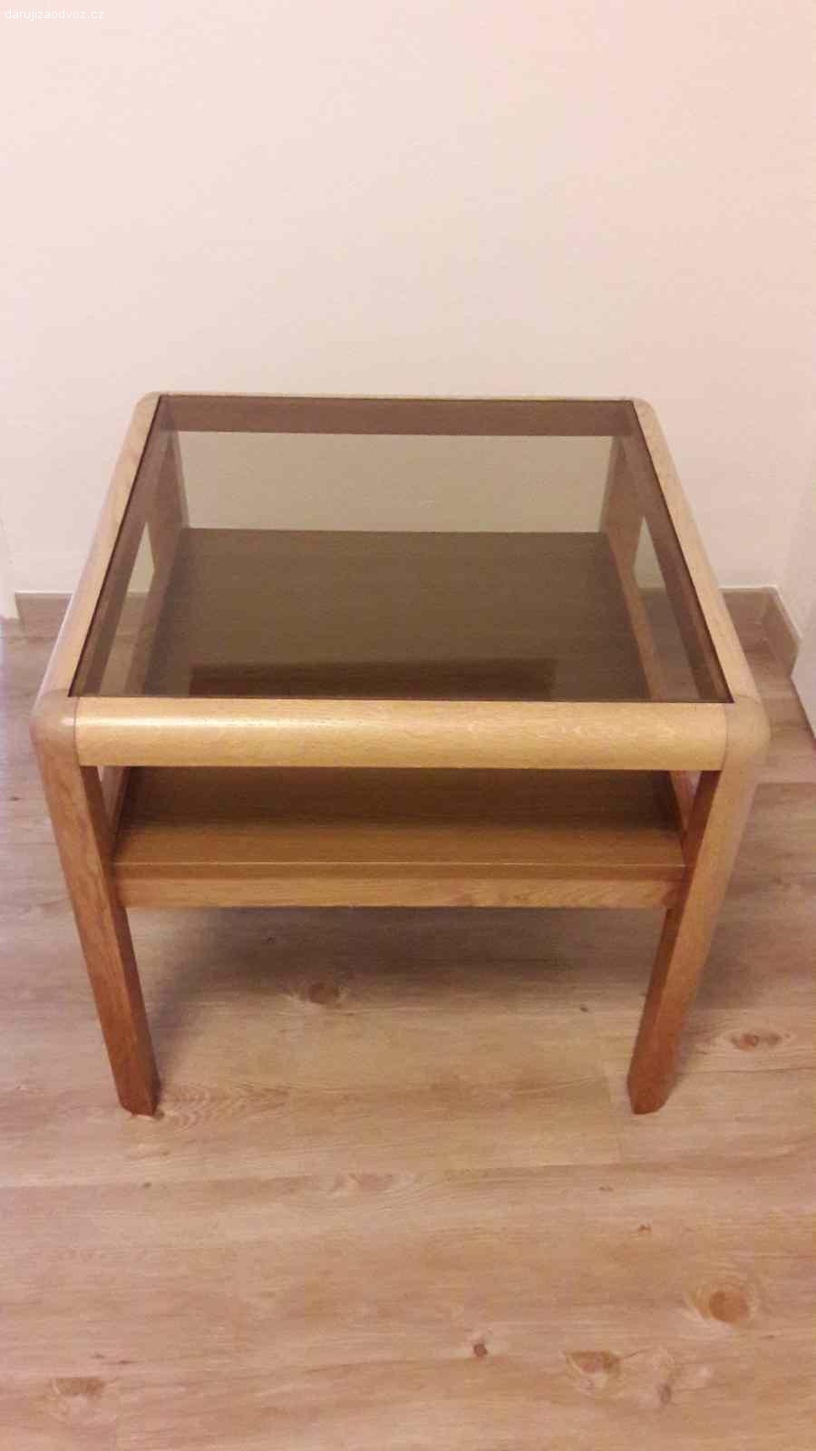 Daruji konferenční stolek. Malý konferenční stolek, dřevo - masiv, horní část - sklo. Velmi zachovalý.
Výška: 55 cm
Šířka: 58x58 cm