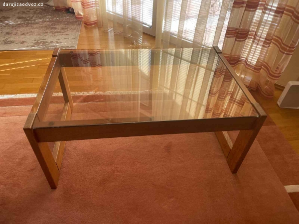 Daruji konferenční stolek. Daruji konferenční stolek s kouřovým sklem, rozměry 100x66, výška 46cm.