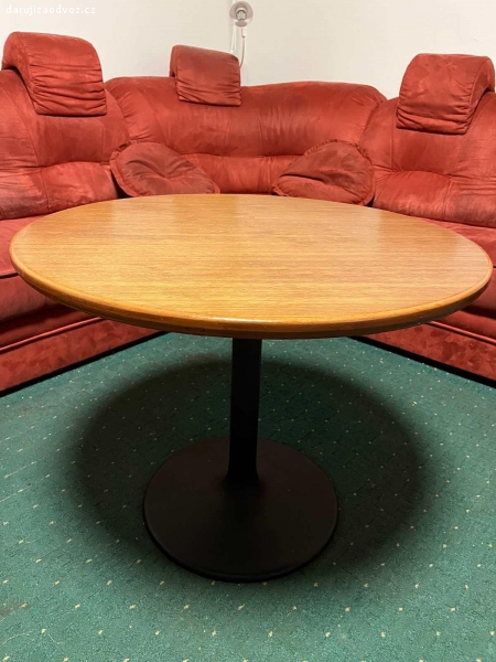 Daruji konferenční stolek. Konferenční stolek kruhový s těžší základnou. Průměr 80 cm, výška 63 cm. Zachovalý.