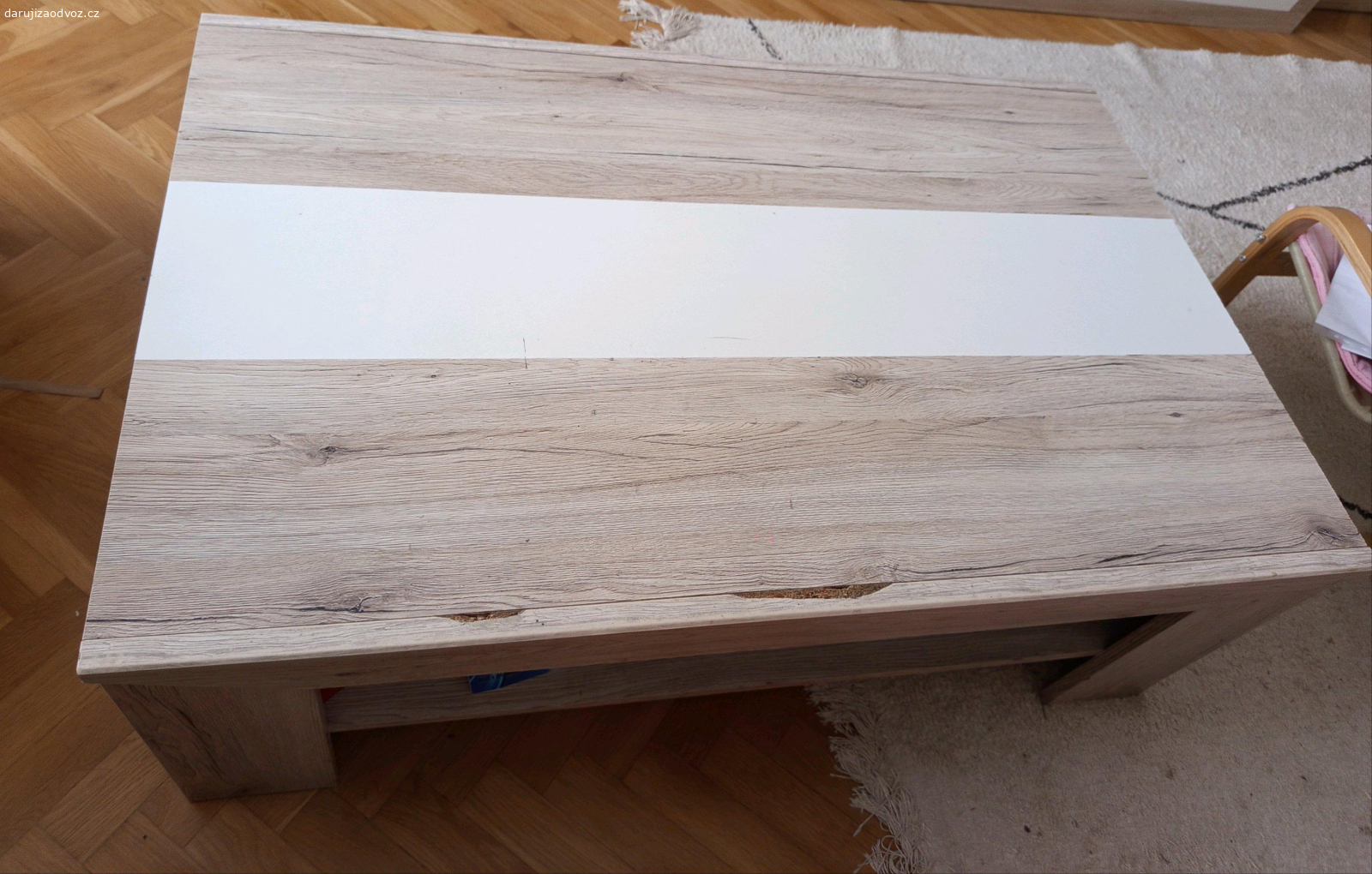 Daruji konferenční stolek. Daruji za odvoz konferenční stolek do obývacího pokoje, drobné opotřebení. Rozměry 110x70x40 cm.