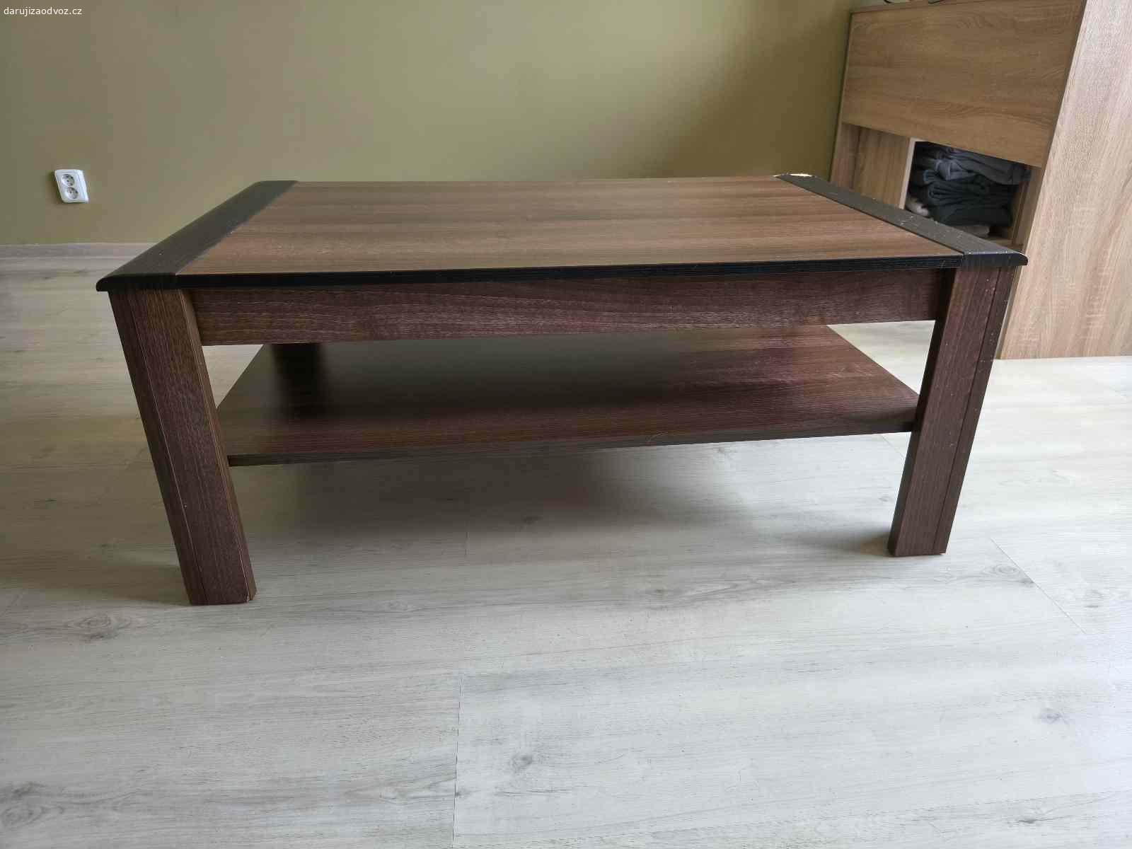 Daruji konferenční stolek. Starší stolek, jeden roh okousaný od psa. 
107x67 cm, výška 44 cm.