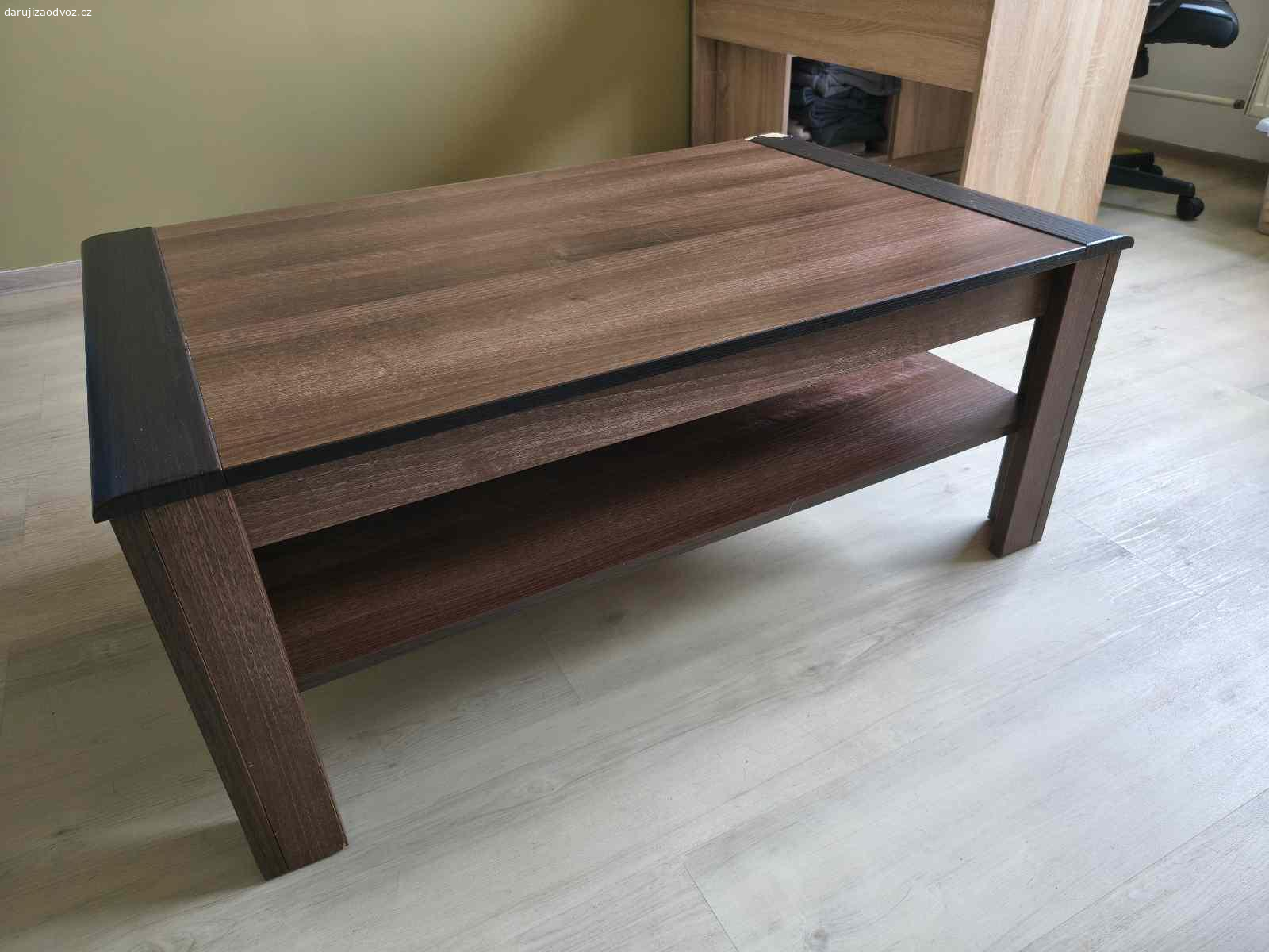Daruji konferenční stolek. Starší stolek, jeden roh okousaný od psa. 
107x67 cm, výška 44 cm.