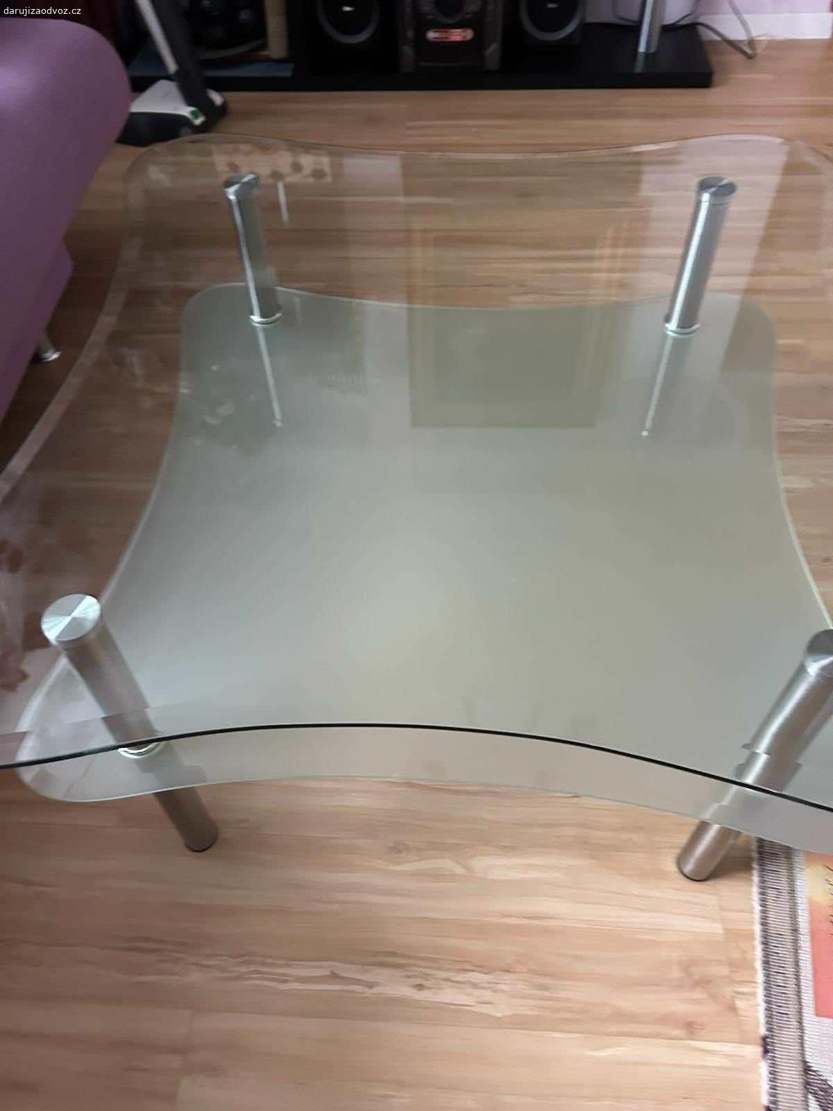 Daruji konferenční stůl. Stůl kov , sklo v dobrém stavu
80x80cm, výška 45cm