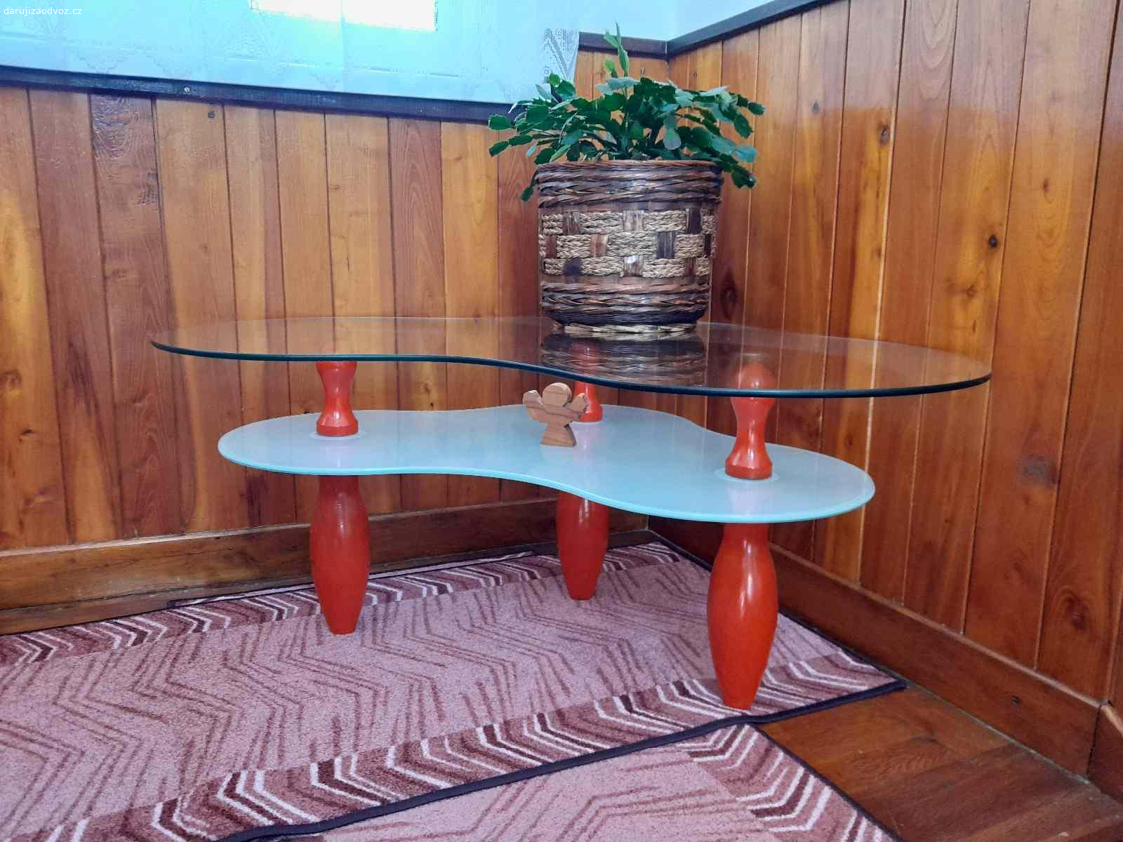 Daruji konferenční trojúhelníkový stolek. Daruji skleněný trojúhelníkový konferenční stolek. 110 cm nejdelší strana, hloubka 80 cm, výška 46 cm.