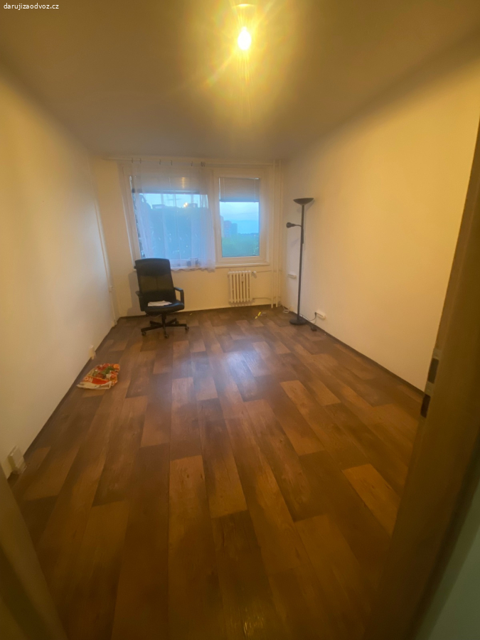 Daruji kozene kreslo a lampu