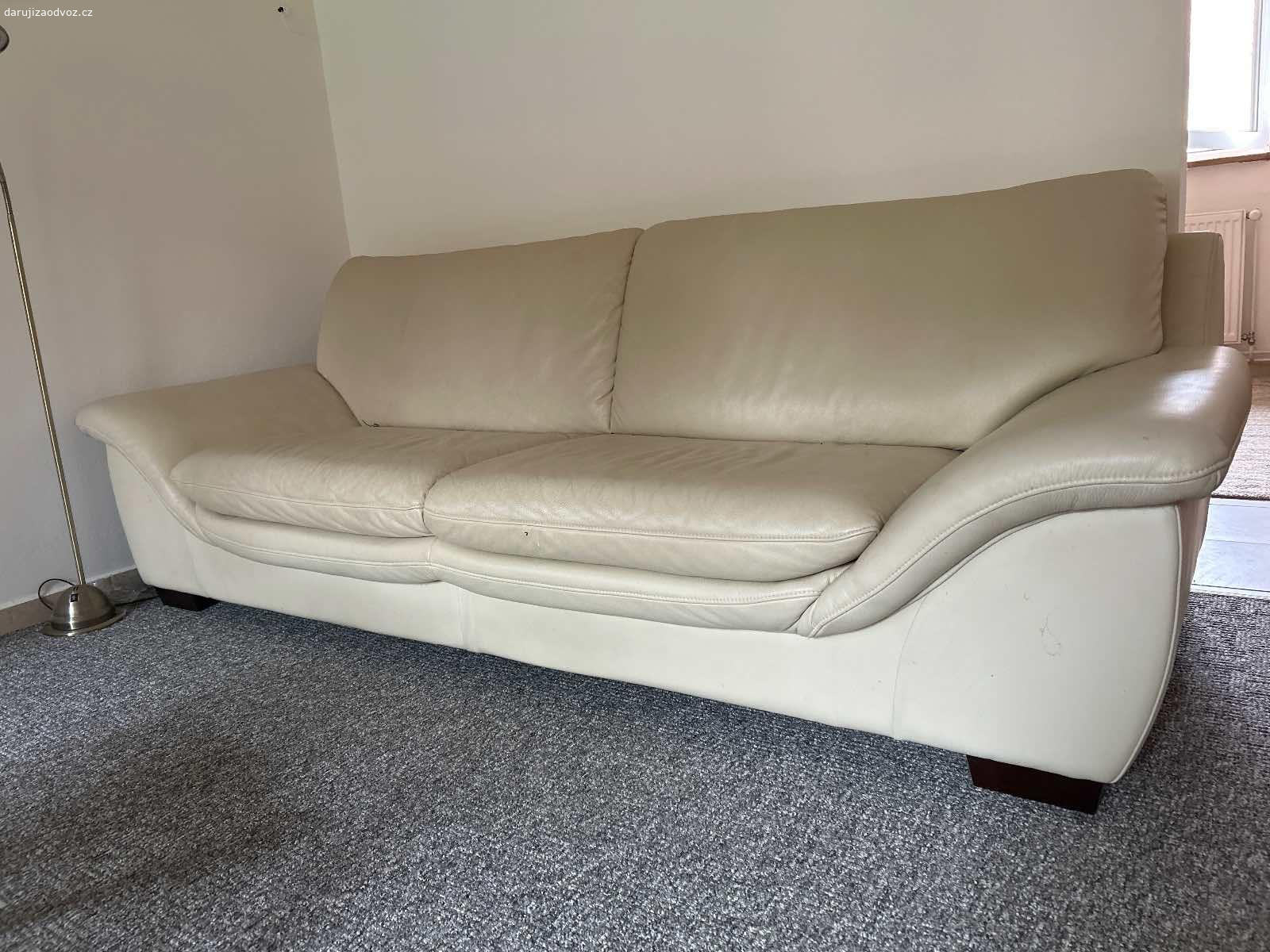 Daruji koženkovou sedačku a stolek. Daruji béžovou koženkovou sedačku a stolek. Odvoz možný ve středy a o víkendu.