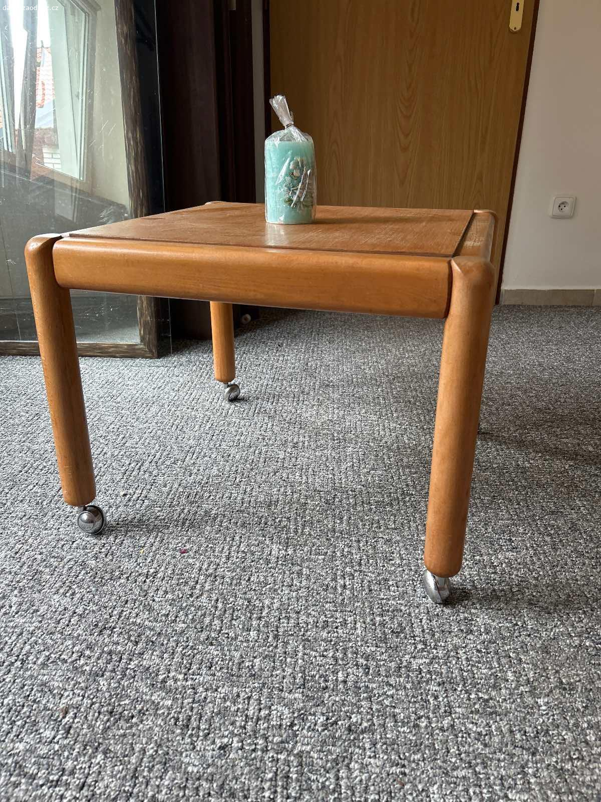 Daruji koženkovou sedačku a stolek. Daruji béžovou koženkovou sedačku a stolek. Odvoz možný ve středy a o víkendu.