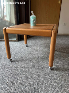 Daruji koženkovou sedačku a stolek